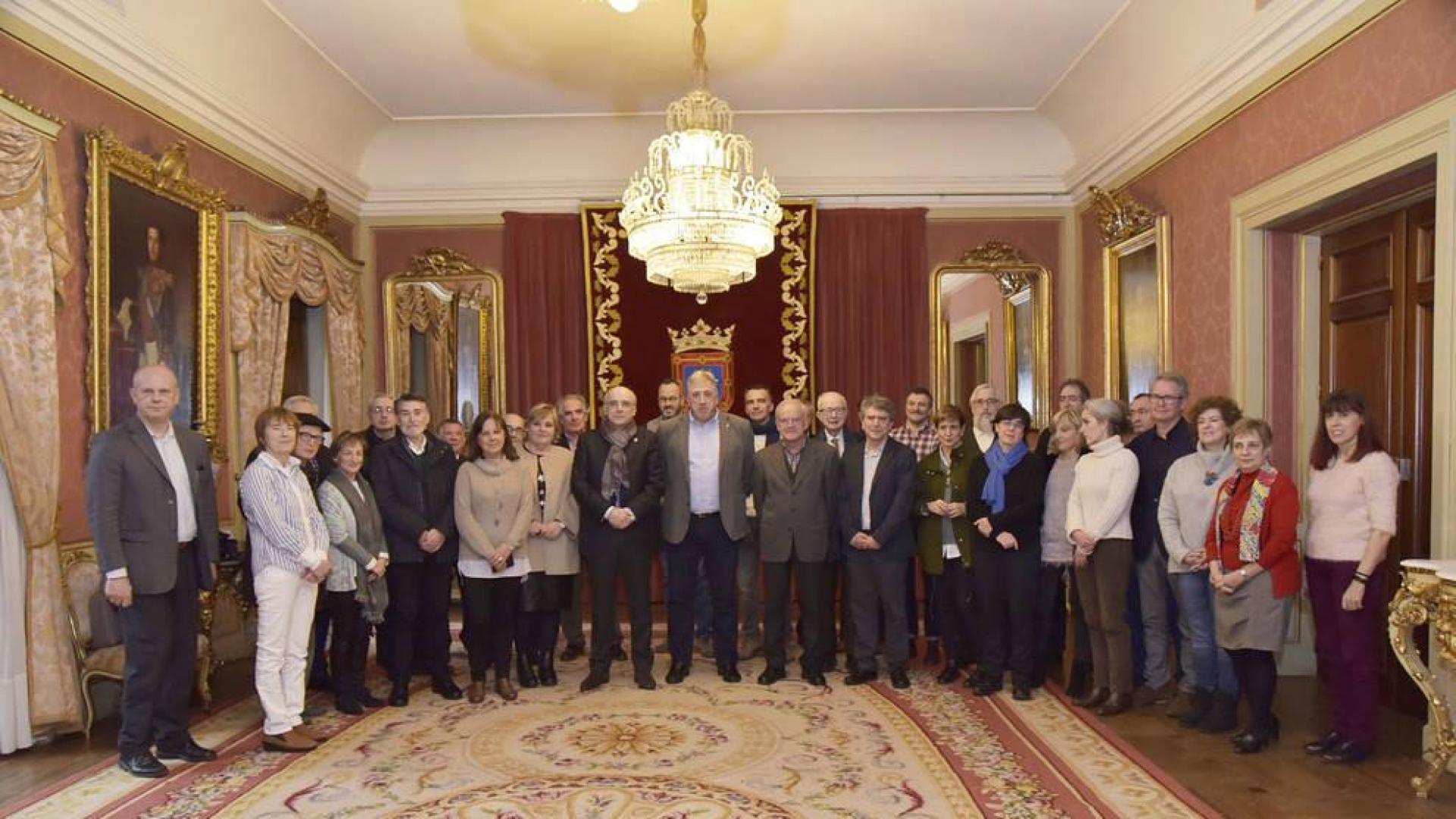 Recepción municipal a los participantes en el  último pleno de Euskaltzaindia