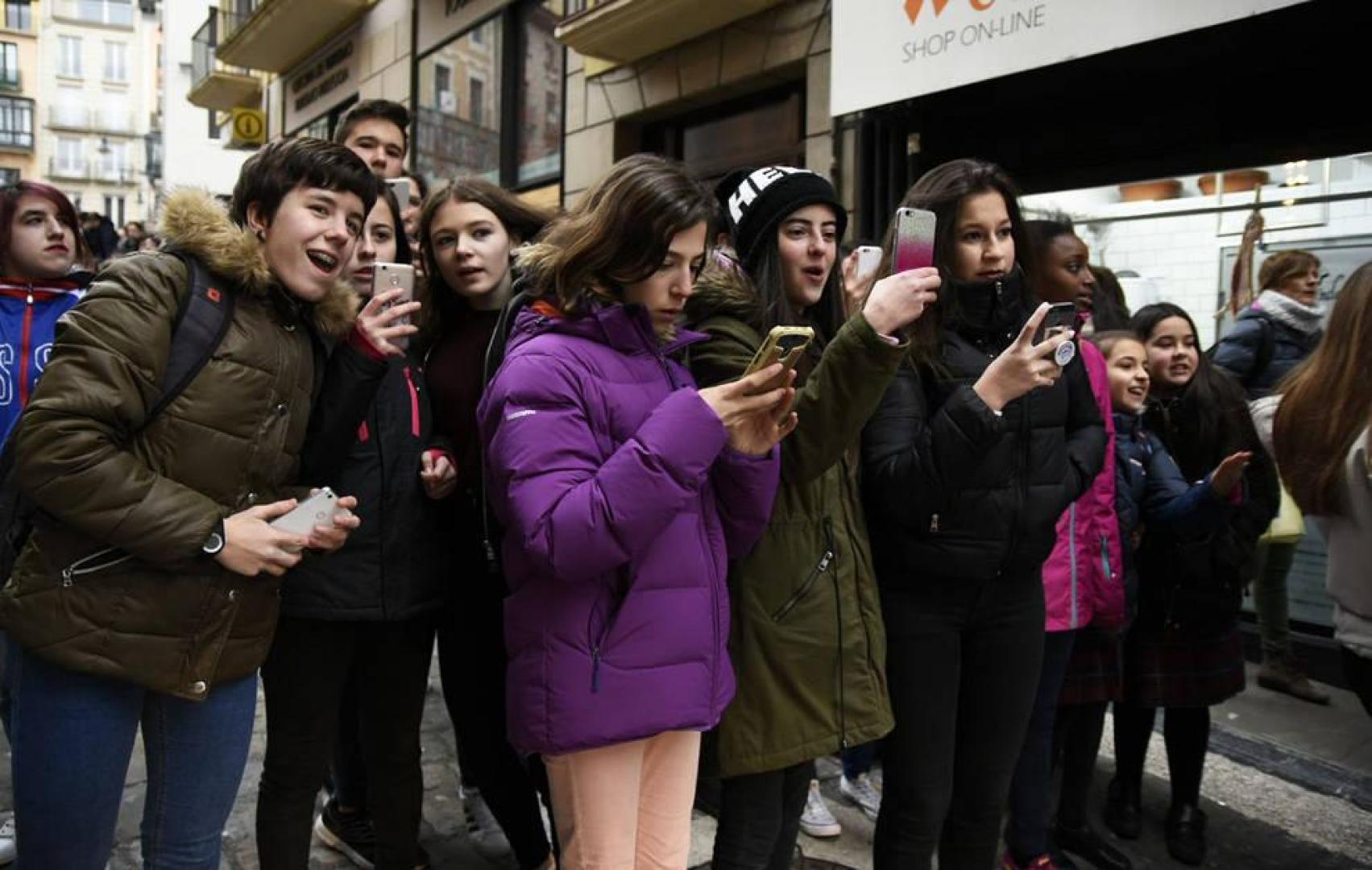 Fans esperan la llegada de Amaia y Alfred