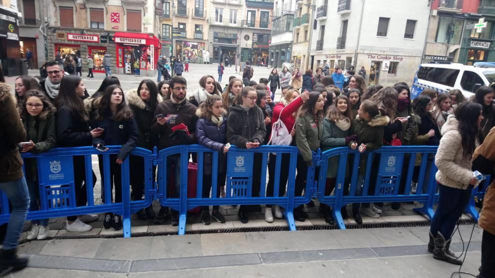 Seguidores de Amaia en la plaza Consistorial