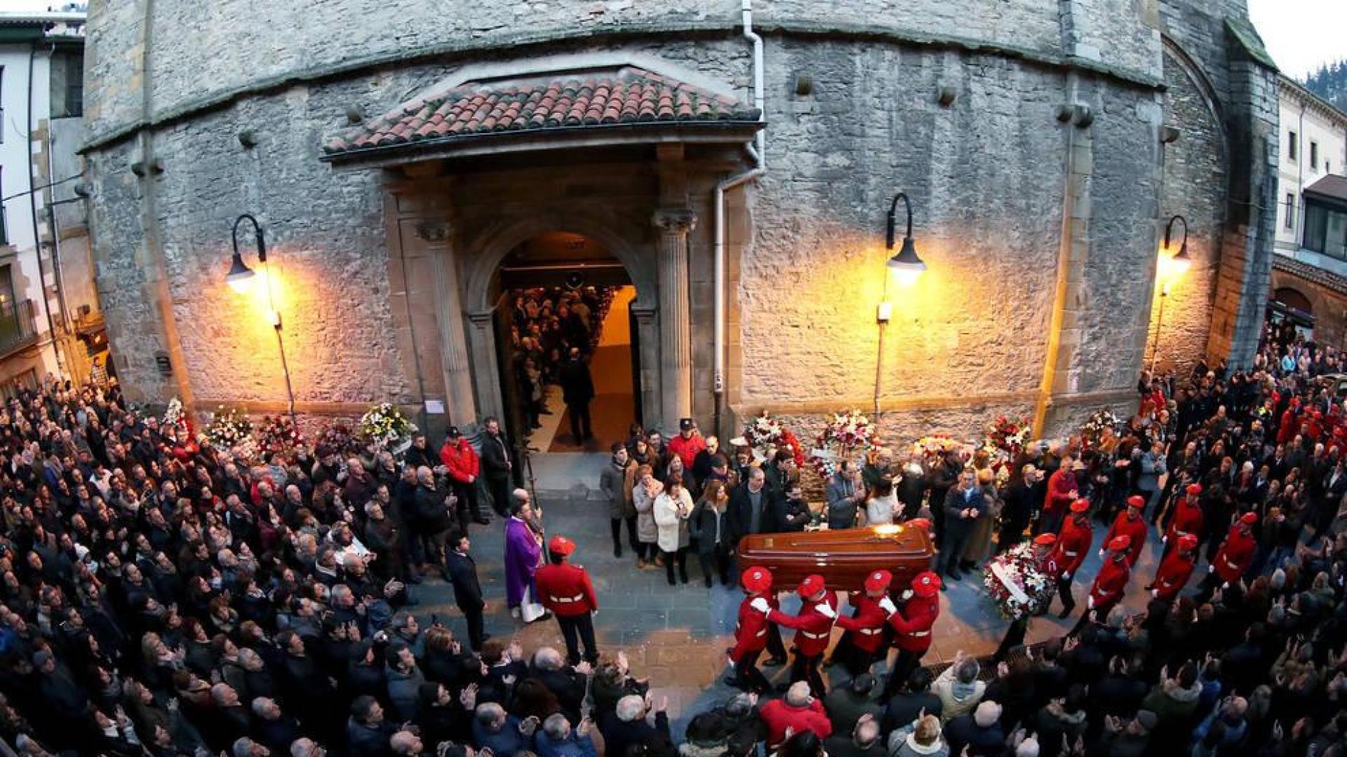 Multitudinario adiós al ertzaina fallecido en los incidentes de Bilbao