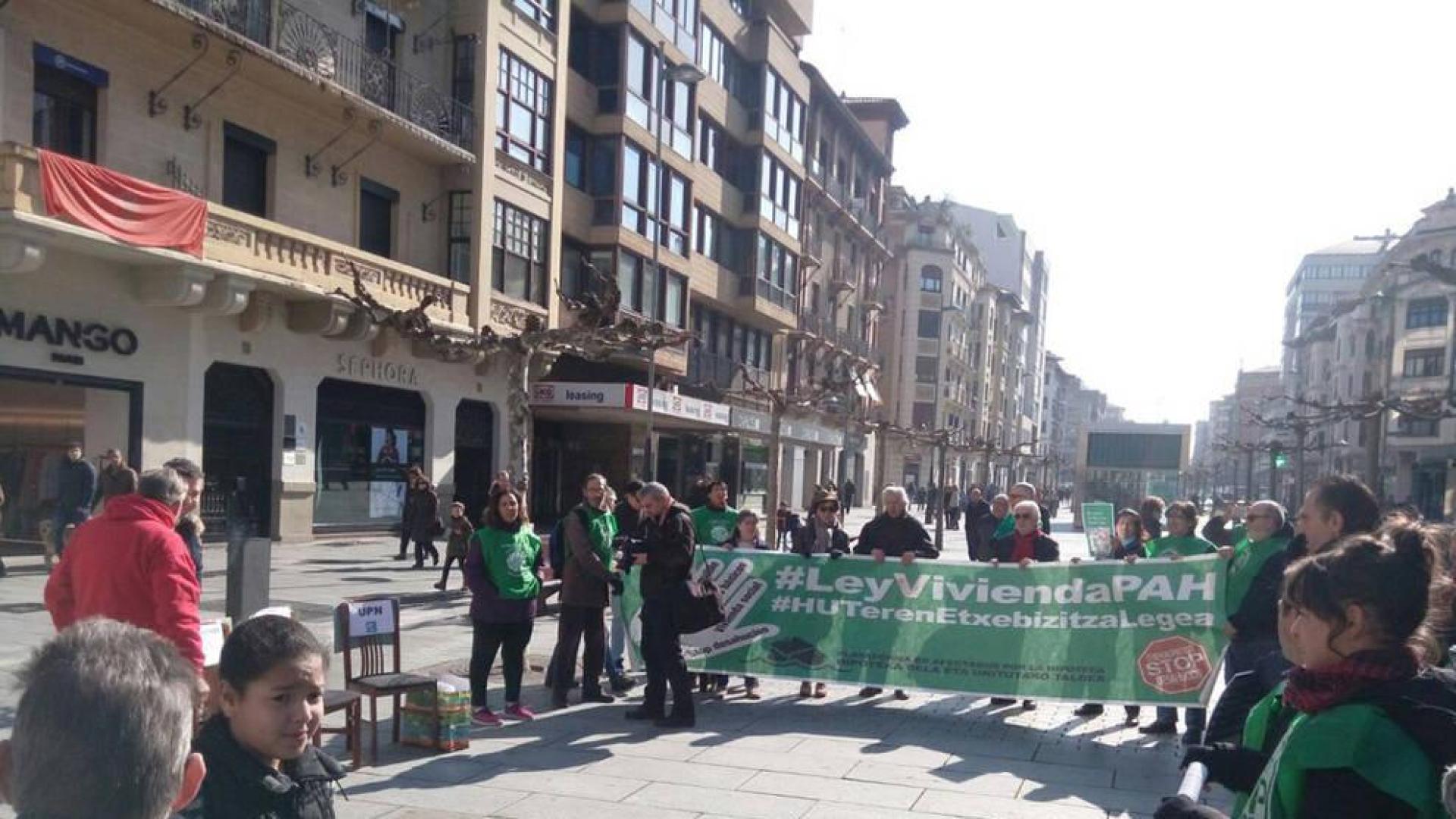 La PAH se concentra en Pamplona para exigir que se apruebe su ley de vivienda
