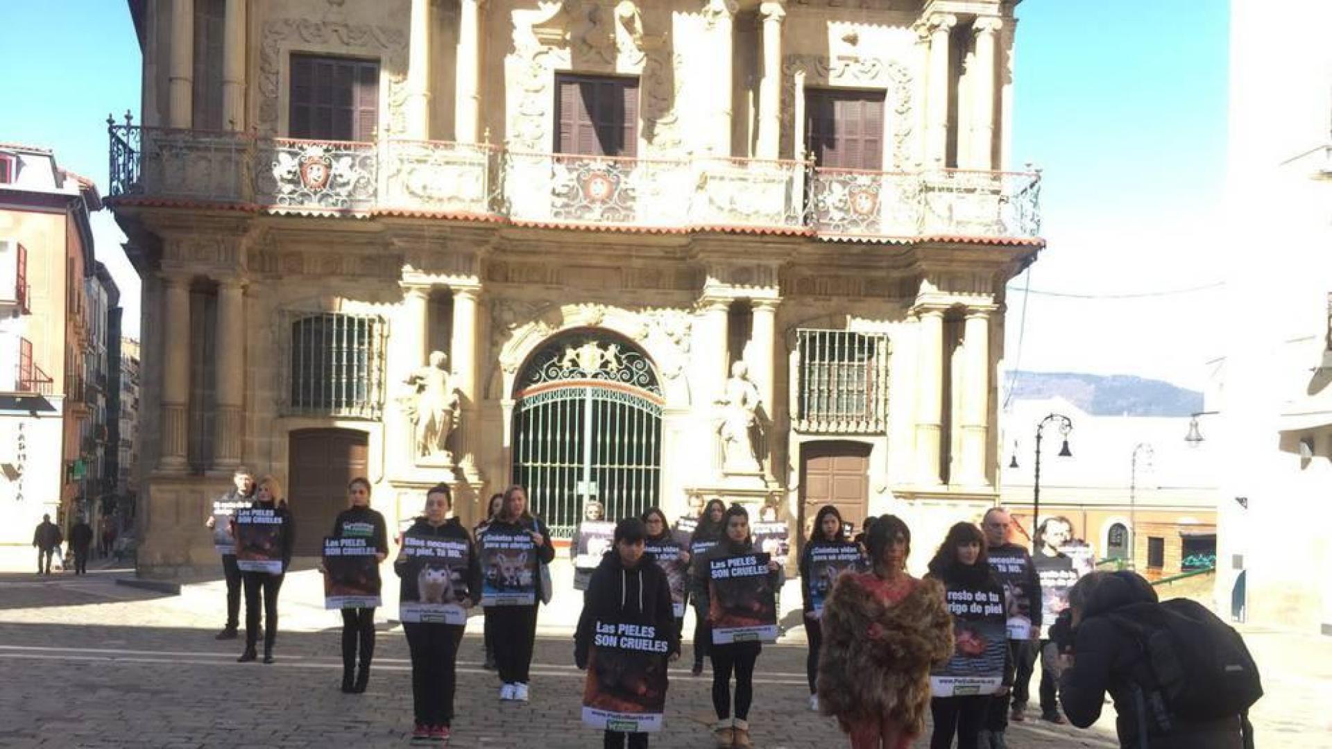 Activistas protestan en Pamplona por el "asesinato" de animales por su piel