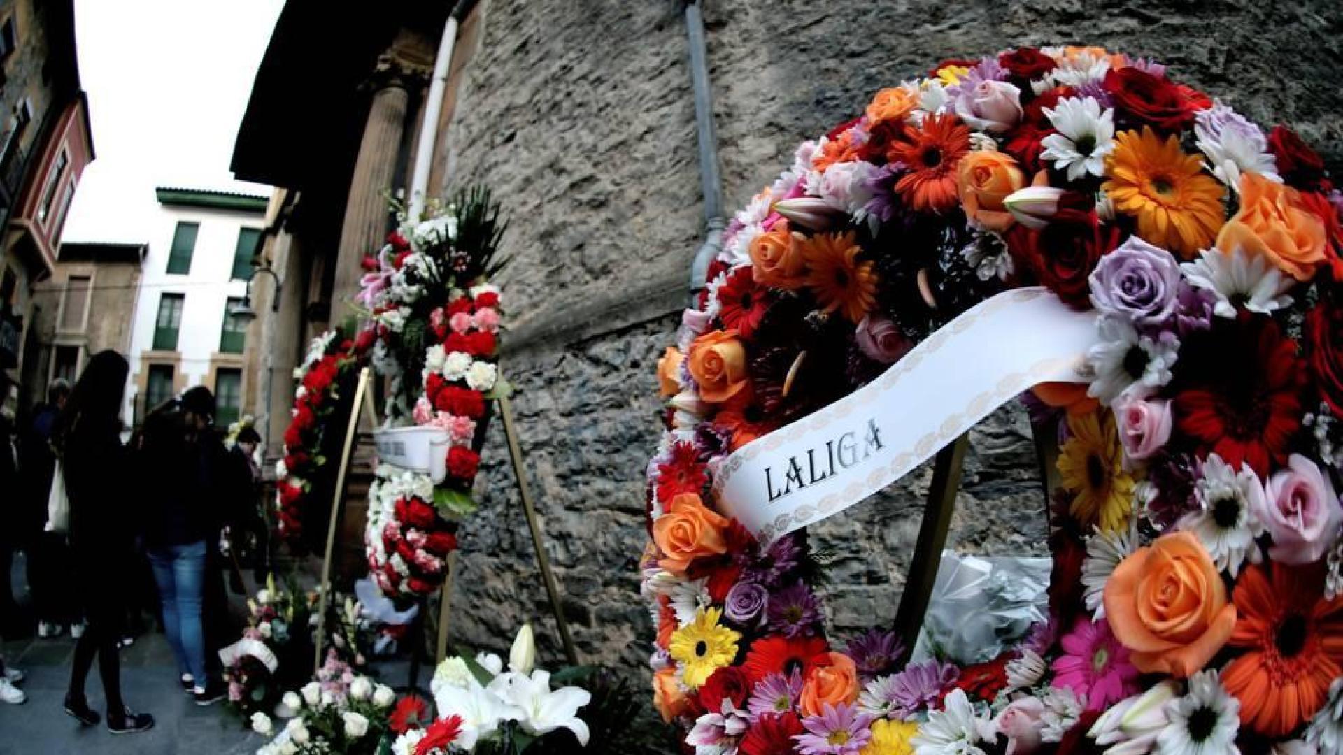 Un pequeño altar recuerda al ertzaina muerto el jueves junto a San Mamés