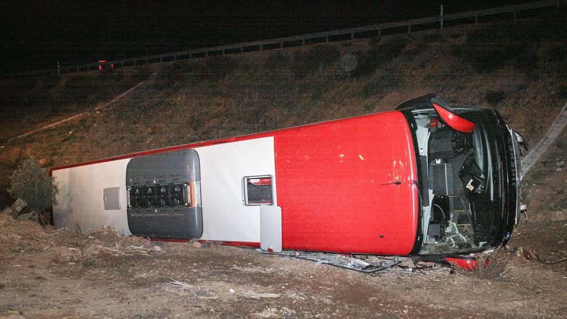 Un autocar de la empresa Autobuses Jiménez que aoyaba a la firma PLM Autocares que cubría el trayecto Madrid-Logroño-Pamplona sufrió un accidente en la A-1.