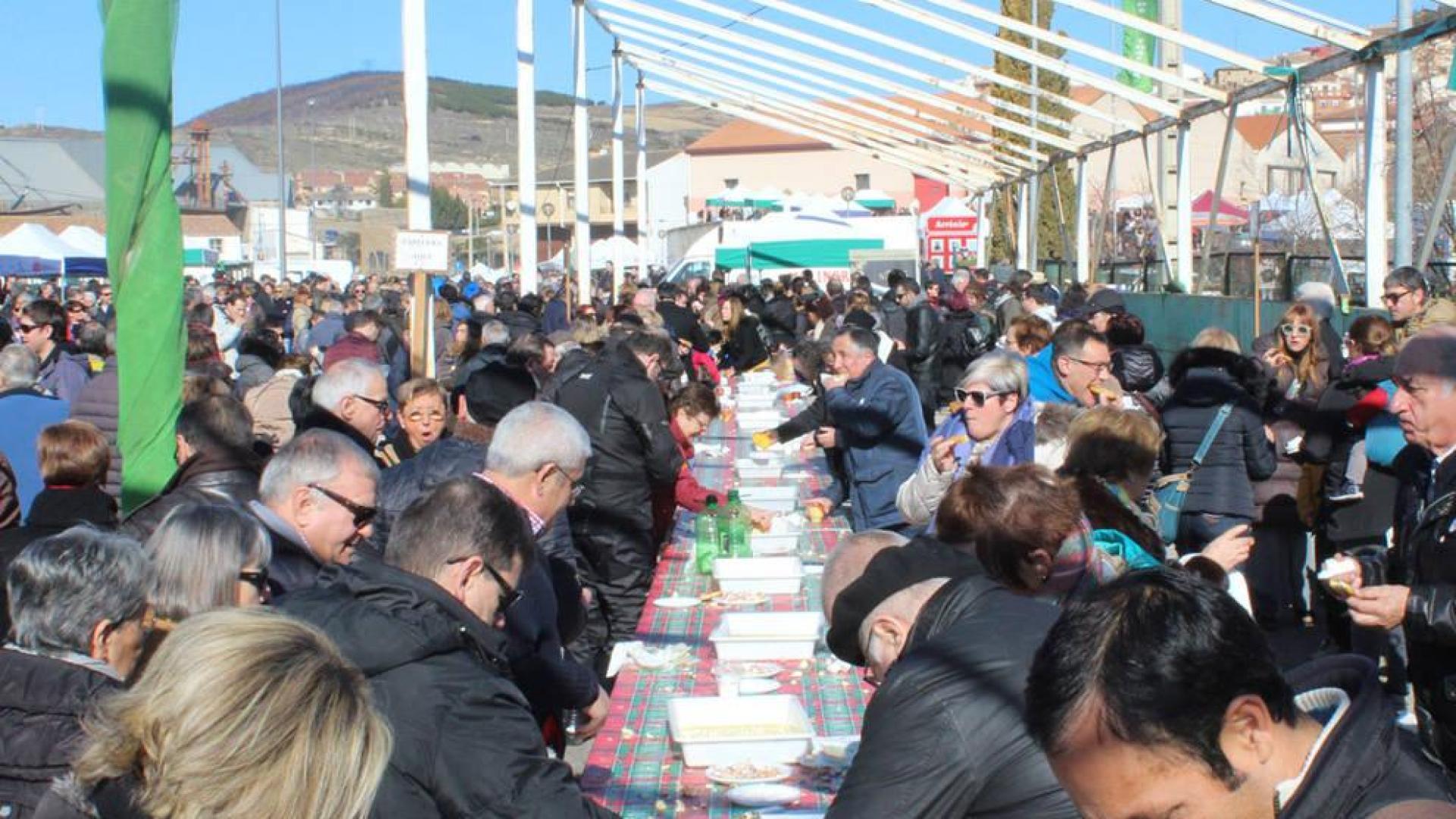 Miles de paladares saborean la primera cata del aceite de Mendía