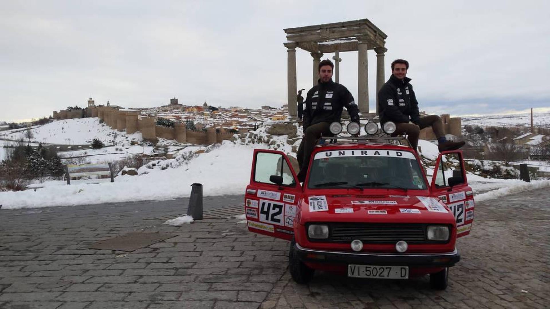 Dos estudiantes pretenden llevar material humanitario por la ruta más corta a Marruecos