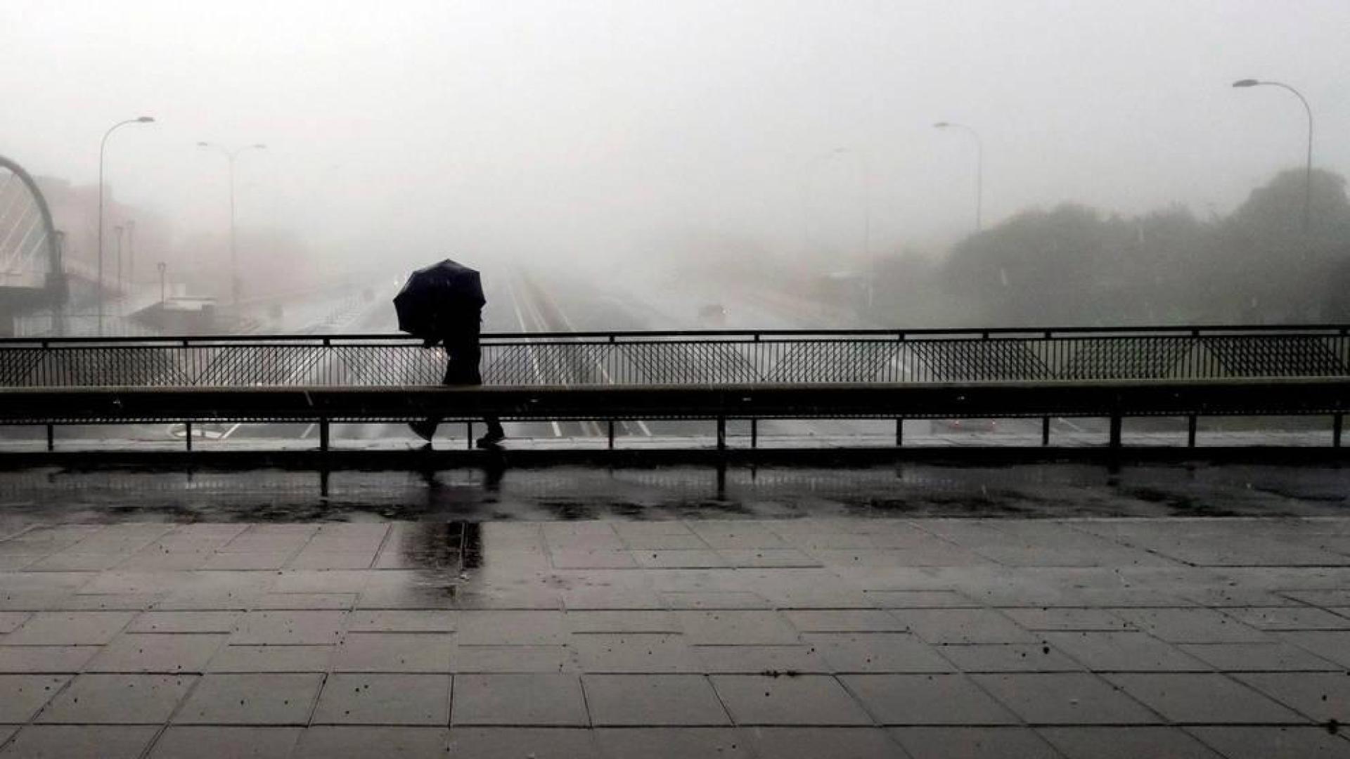 Personal de emergencias evalúa cómo rescatar a los turistas atrapados en Tenerife