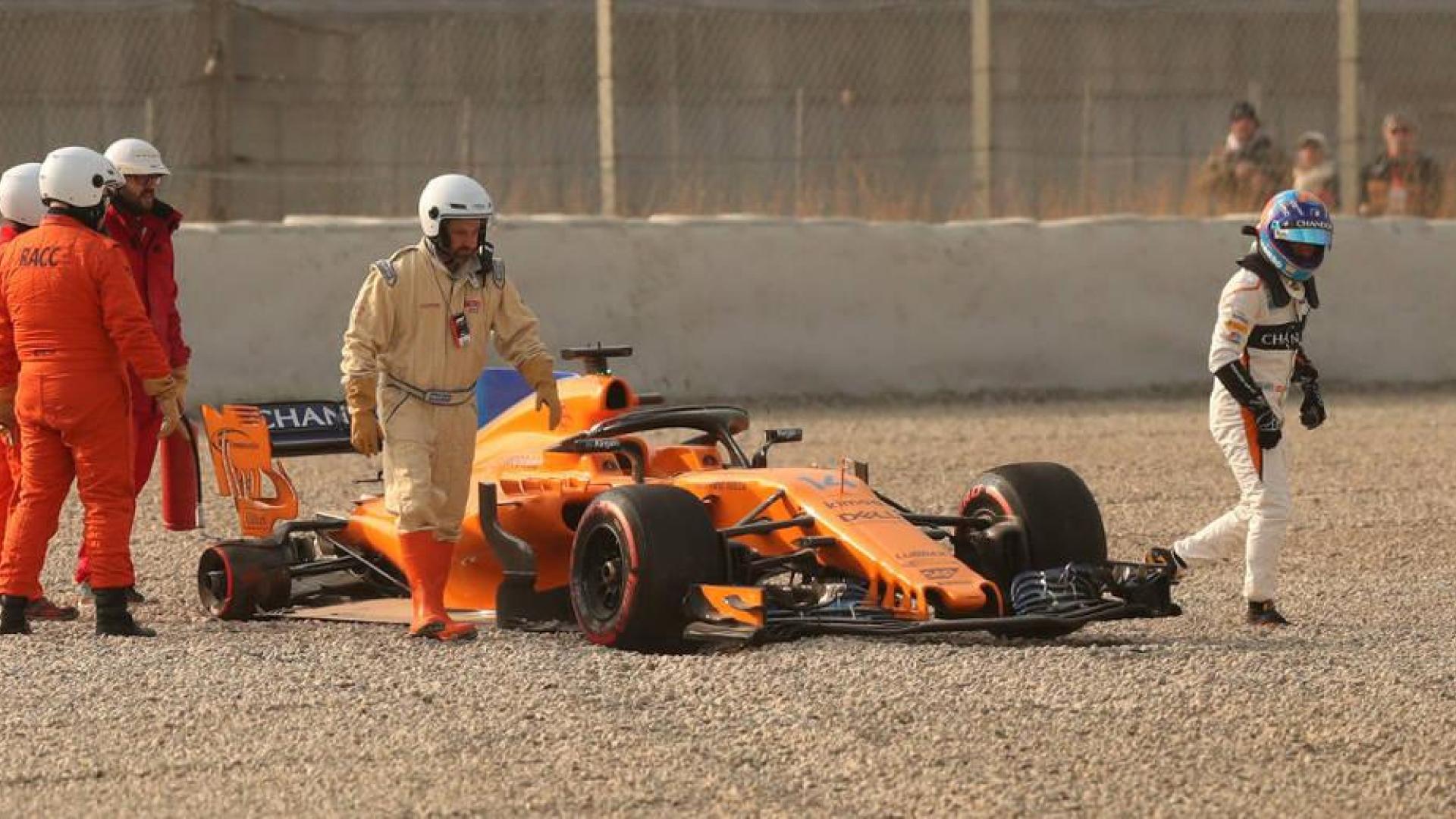 Alonso se sale de pista tras perder una rueda en la primera jornada de ensayos