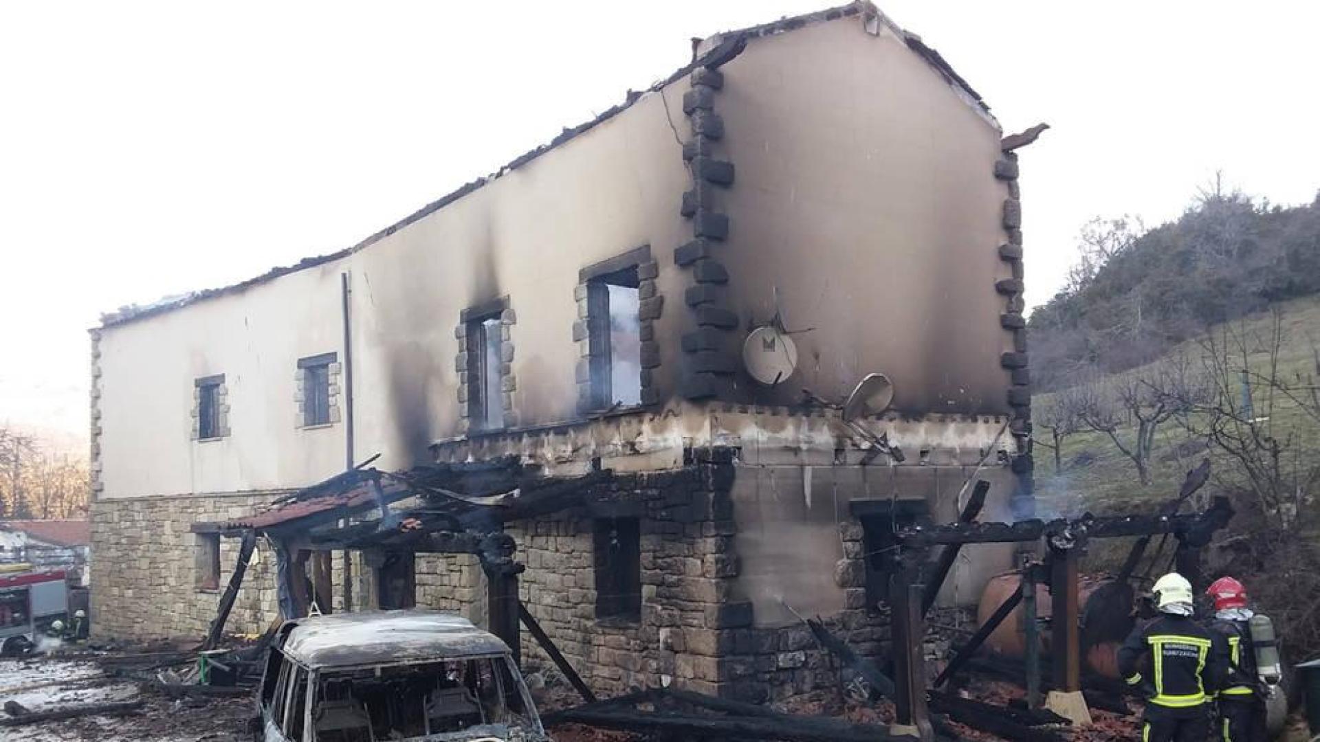 Un incendio calcina una vivienda y dos vehículos en Gorraiz de Arce