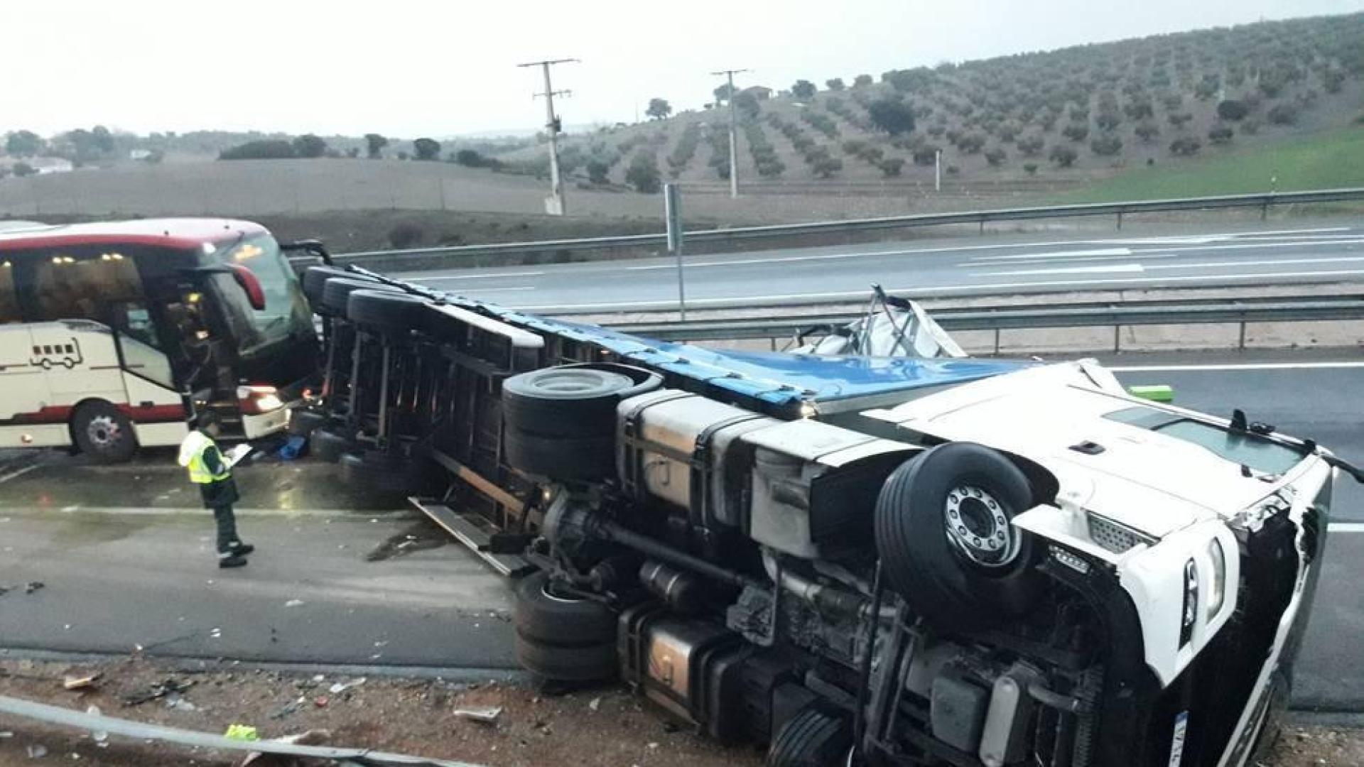 El autobús del Ríos Renovables Zaragoza sufre un accidente sin heridos