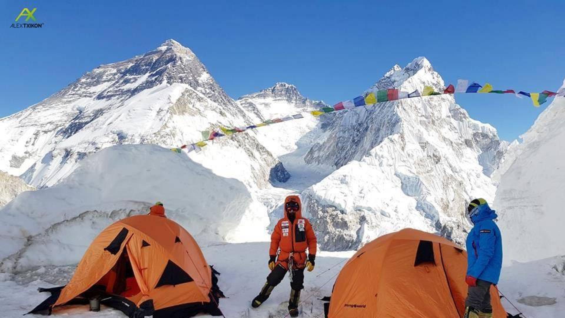 Txikon y Sadpara parten hacia la cima del Everest