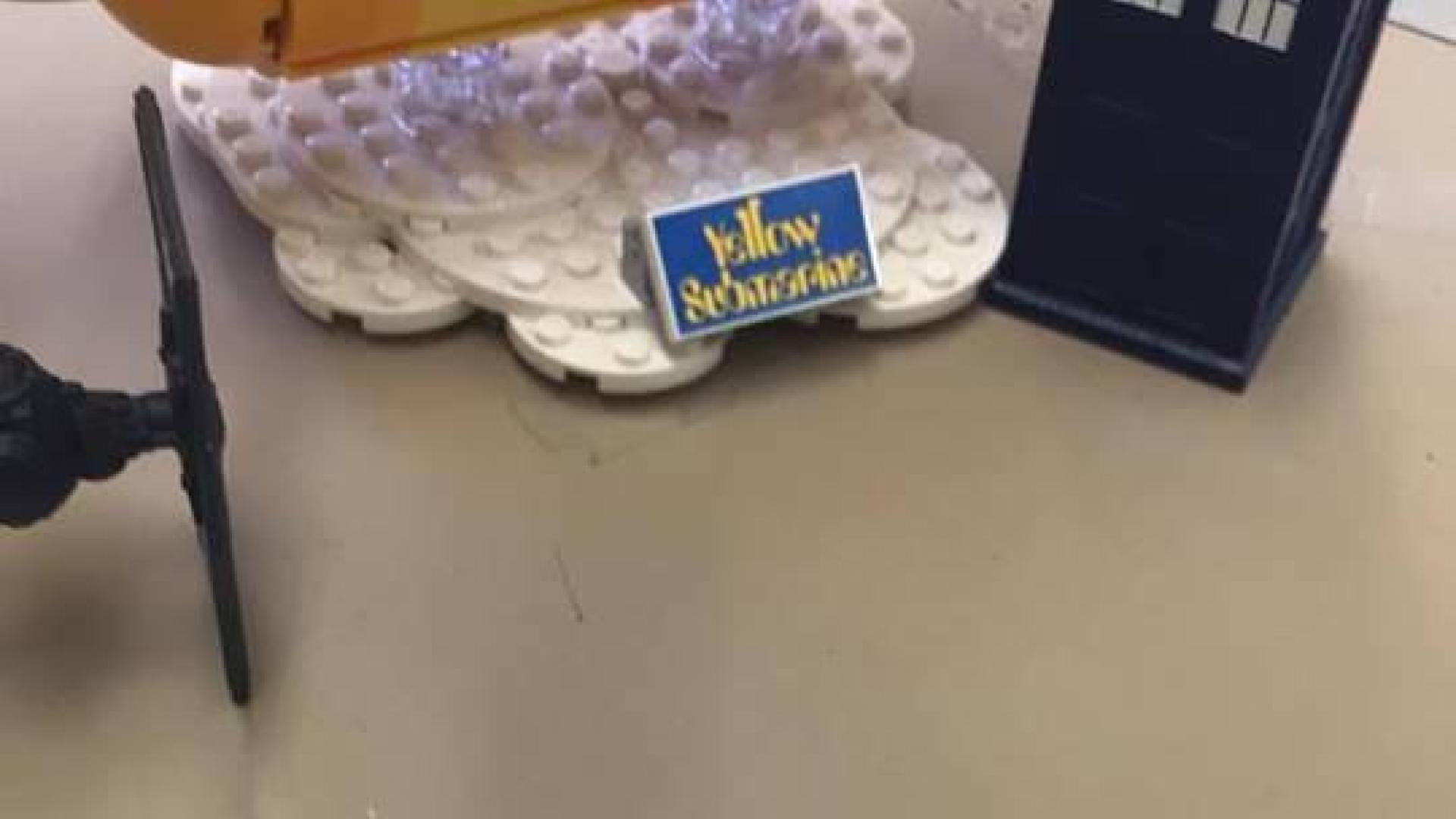 El tierno gesto de una niña ante el dolor de su maestro se hace viral