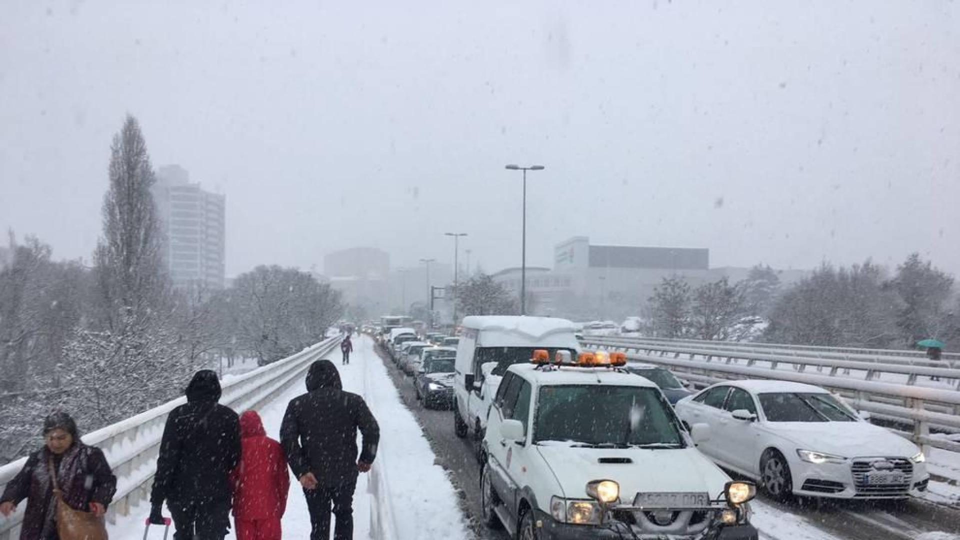 Atascos en Pamplona por la nieve