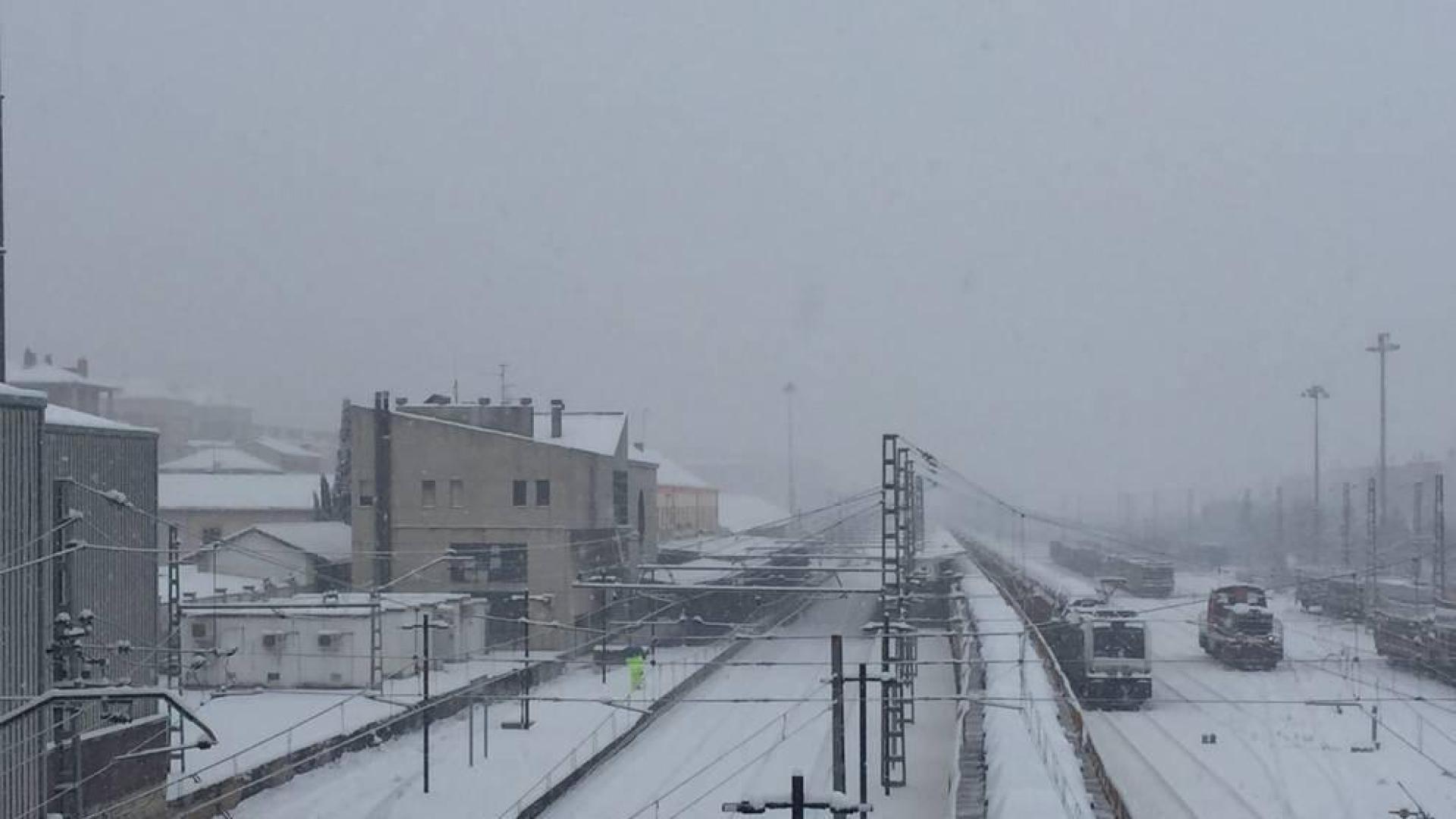 La nevada en Navarra cancela vuelos y autobuses y corta el tráfico de trenes