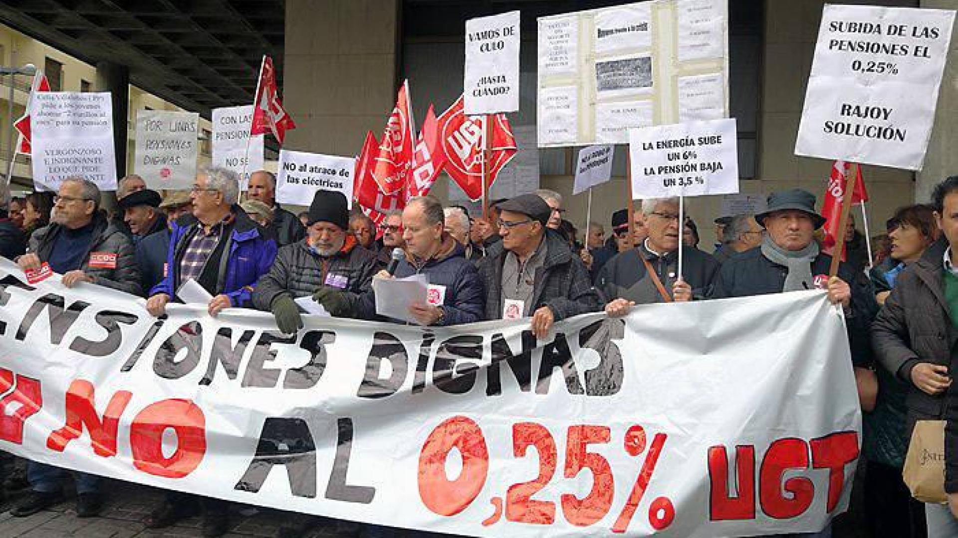 Concentración de UGT y CCOO en Pamplona para reclamar "la recuperación del poder adquisitivo de las pensiones"