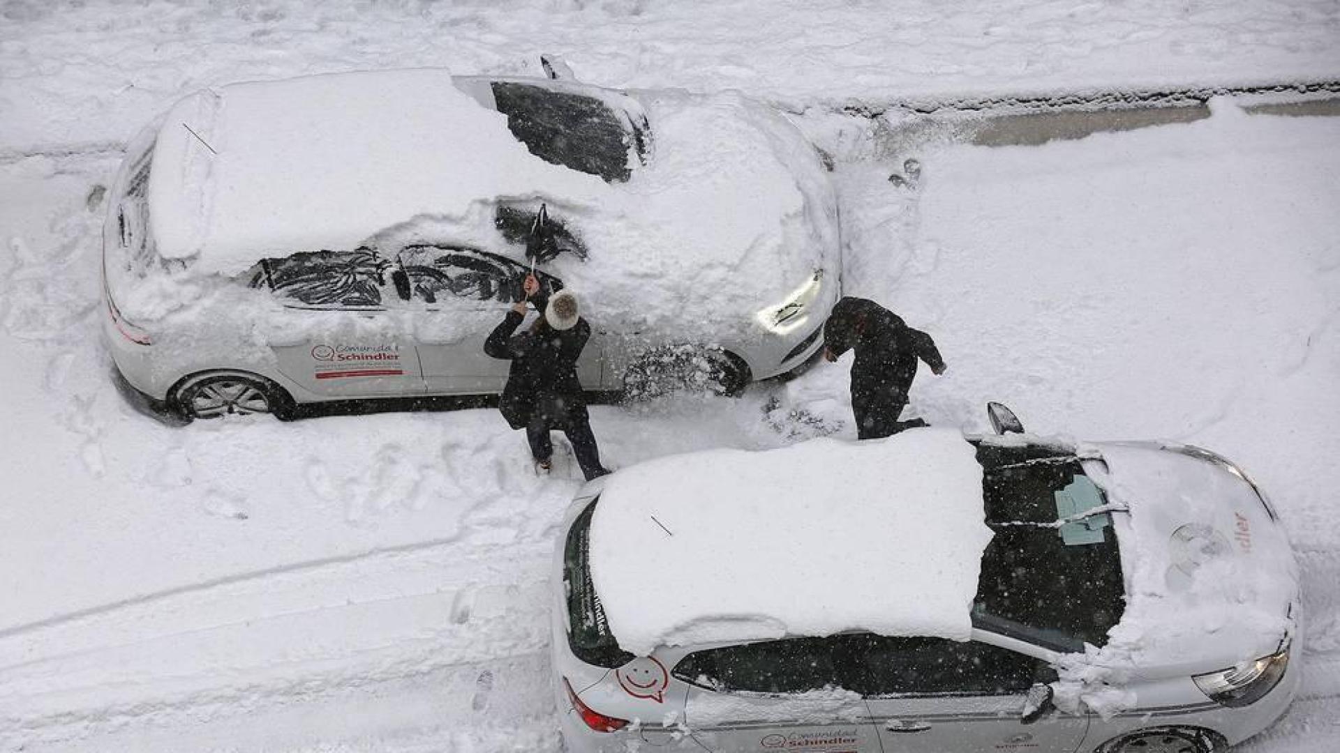 La nevada en Navarra cancela vuelos y autobuses y corta el tráfico de trenes