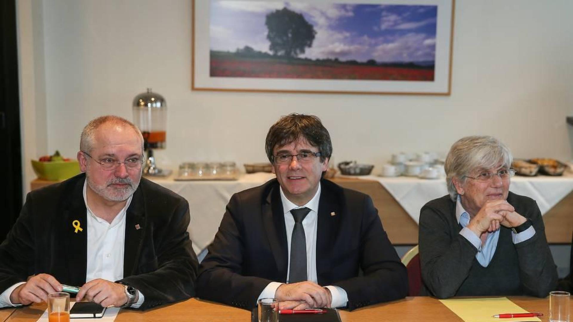 Puigdemont convoca en Bruselas a los diputados de JxCat