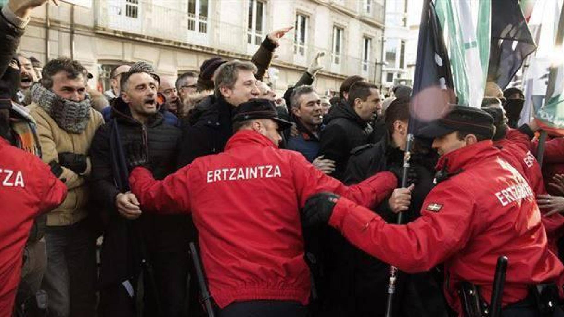 El Gobierno vasco aplicará la ley mordaza a los ertzainas que protestaron en Parlamento