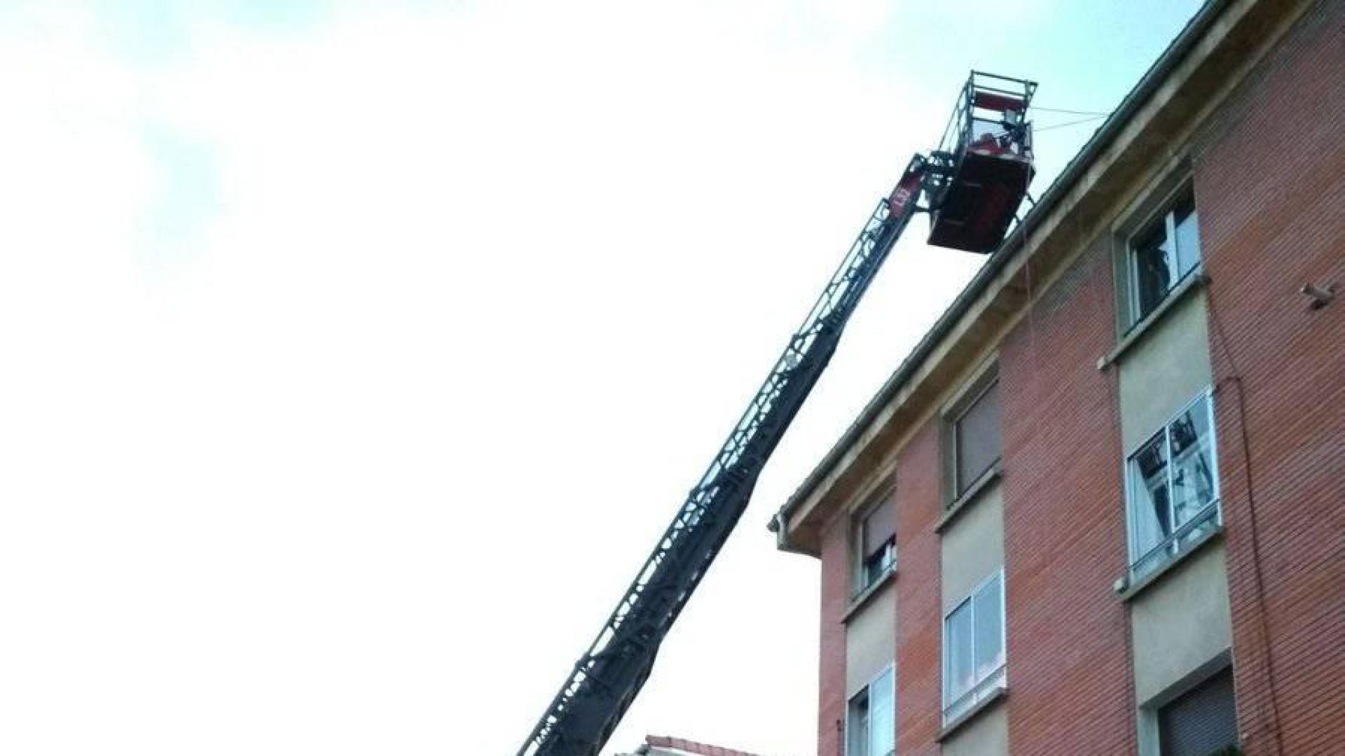 Cae a una calle de Pamplona una cristalera desde un cuarto piso