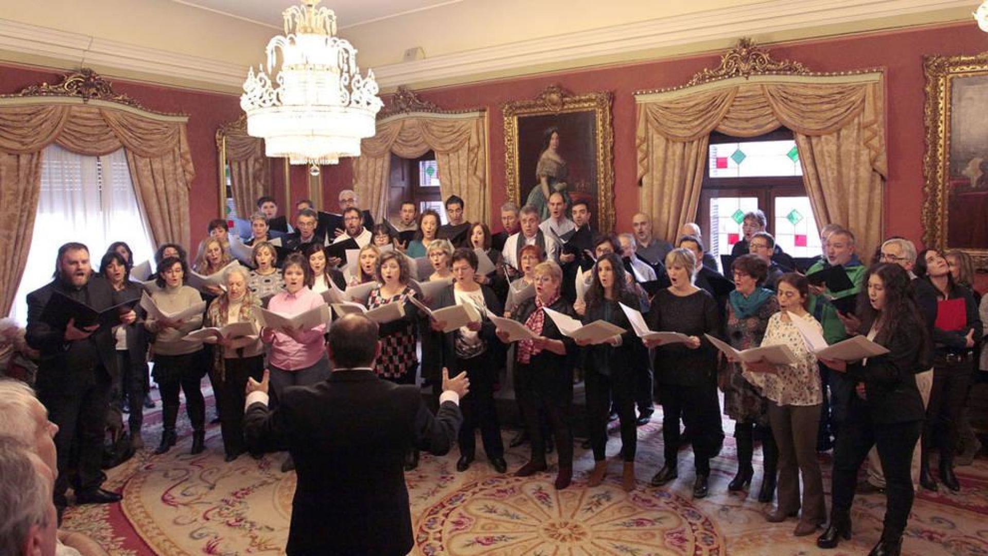 El Orfeón celebra la Medalla de Oro llenando con su música el Ayuntamiento