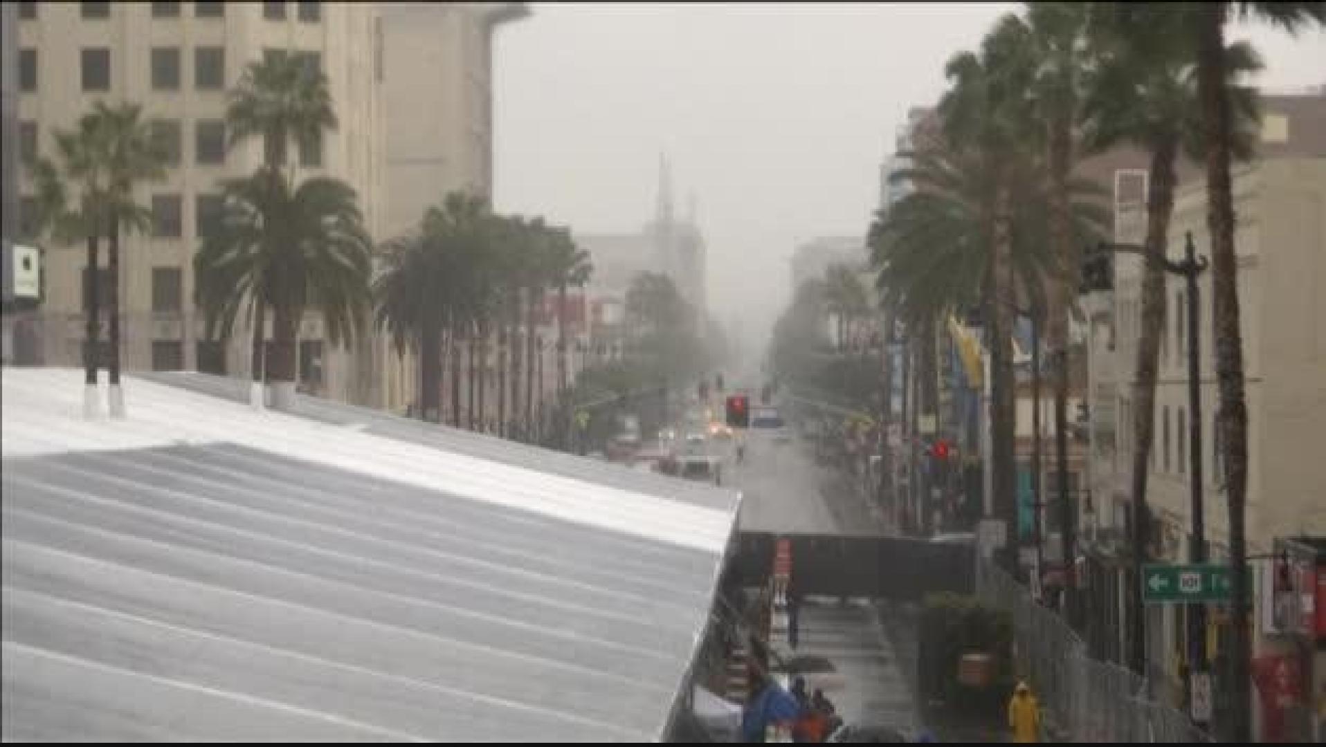 La lluvia complica los preparativos en la alfombra roja de los Óscar