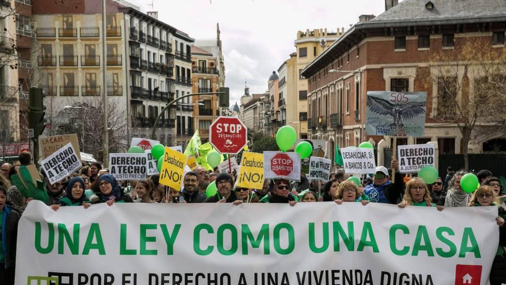 Afectados por la hipoteca se manifiestan para reivindicar su ley de vivienda