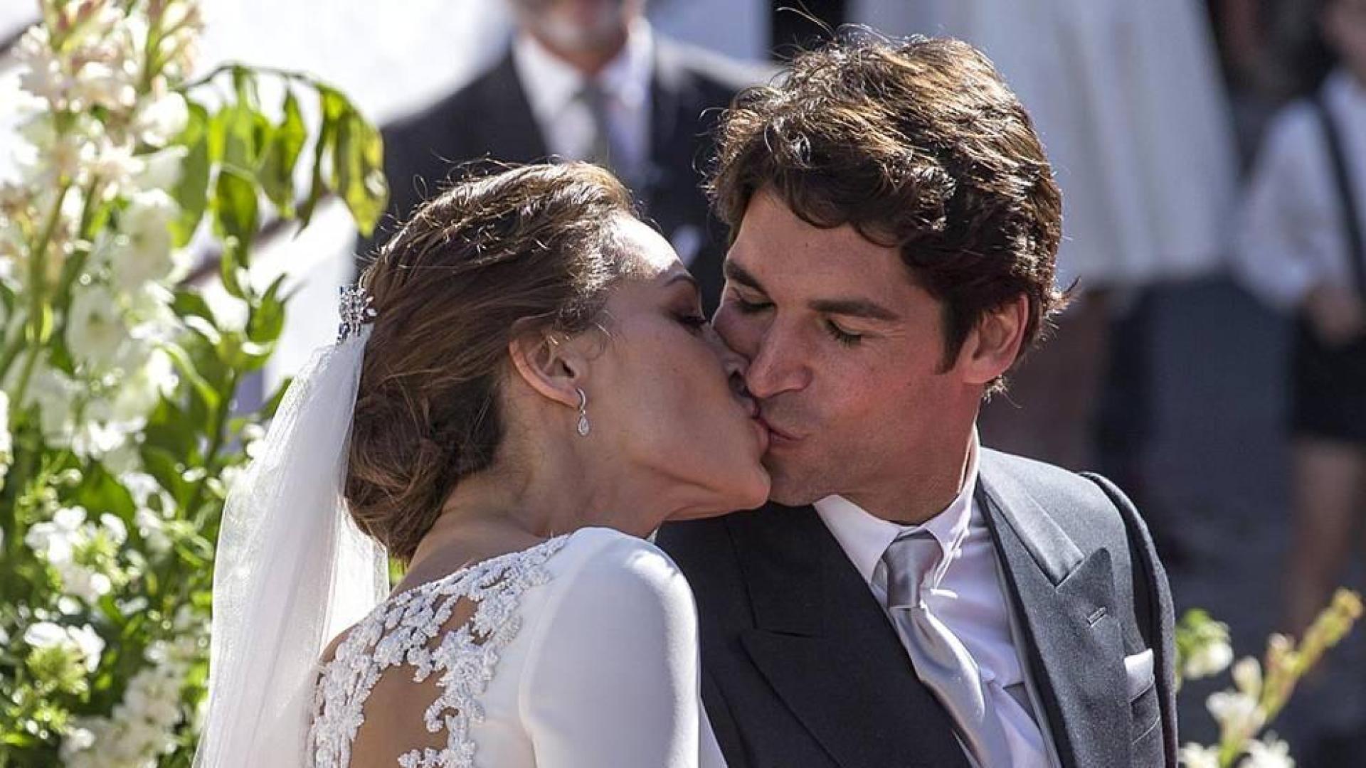 La exmodelo y presentadora de televisión Eva González y el matador de toros Cayetano Rivera han contraído matrimonio este mediodía en la iglesia de Nuestra Señora de la Asunción de la localidad sevillana de Mairena del Alcor, en una de las bodas más mediáticas del año.