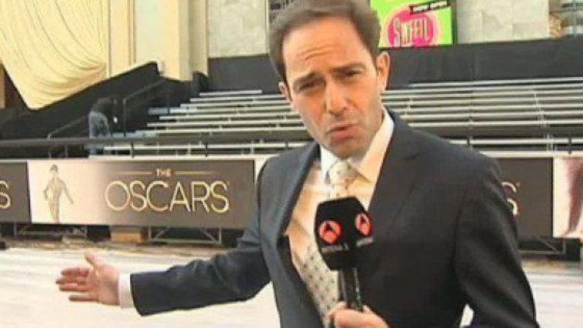 El corresponsal de Antena 3 arrasa en Twitter con su 'look' en los Oscar