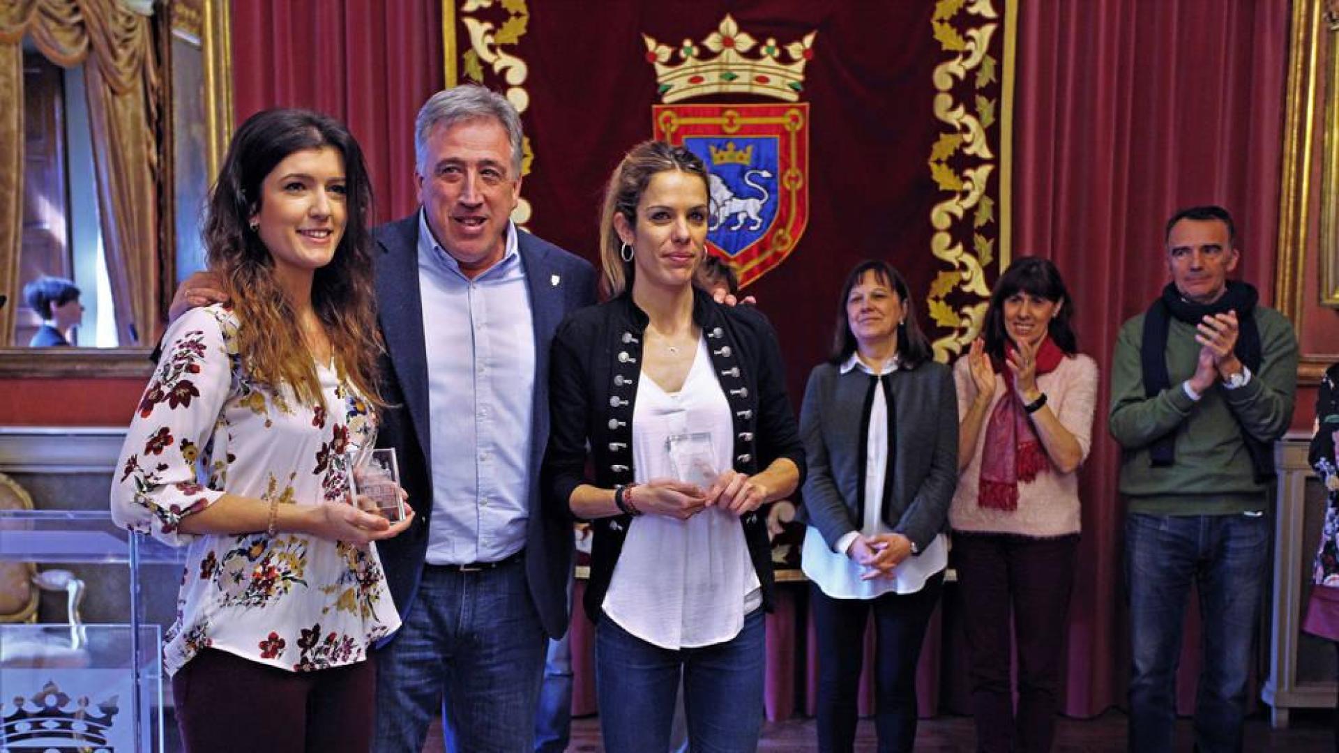 El Ayuntamiento de Pamplona recibe a las atletas Maitane Melero e Izaskun Turrillas