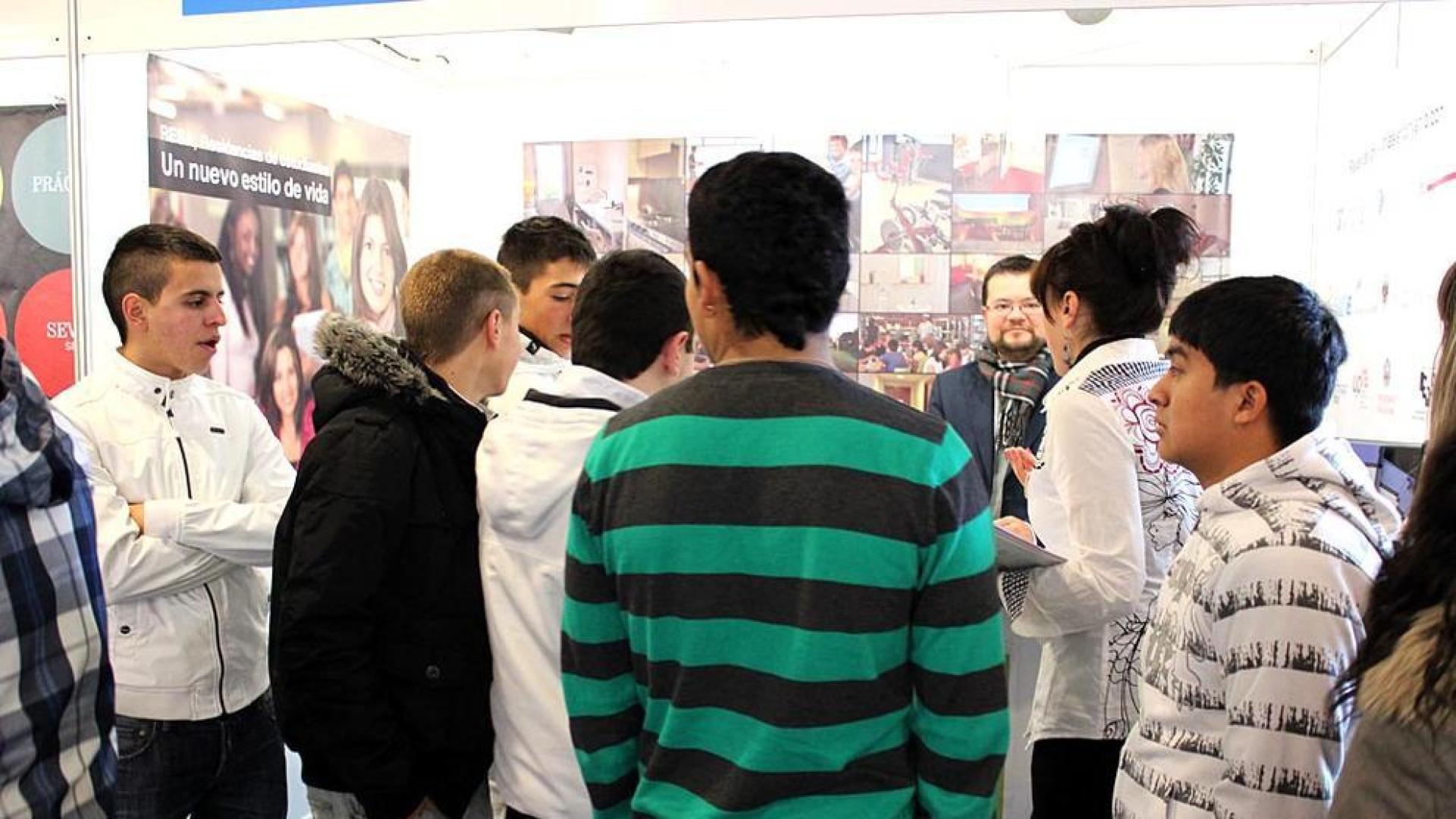 Alumnos de diversos niveles formativos se dieron cita este jueves en una abarrotado Baluarte para participar del Salón del Estudiante, abierto hasta el viernes a las 20 horas.