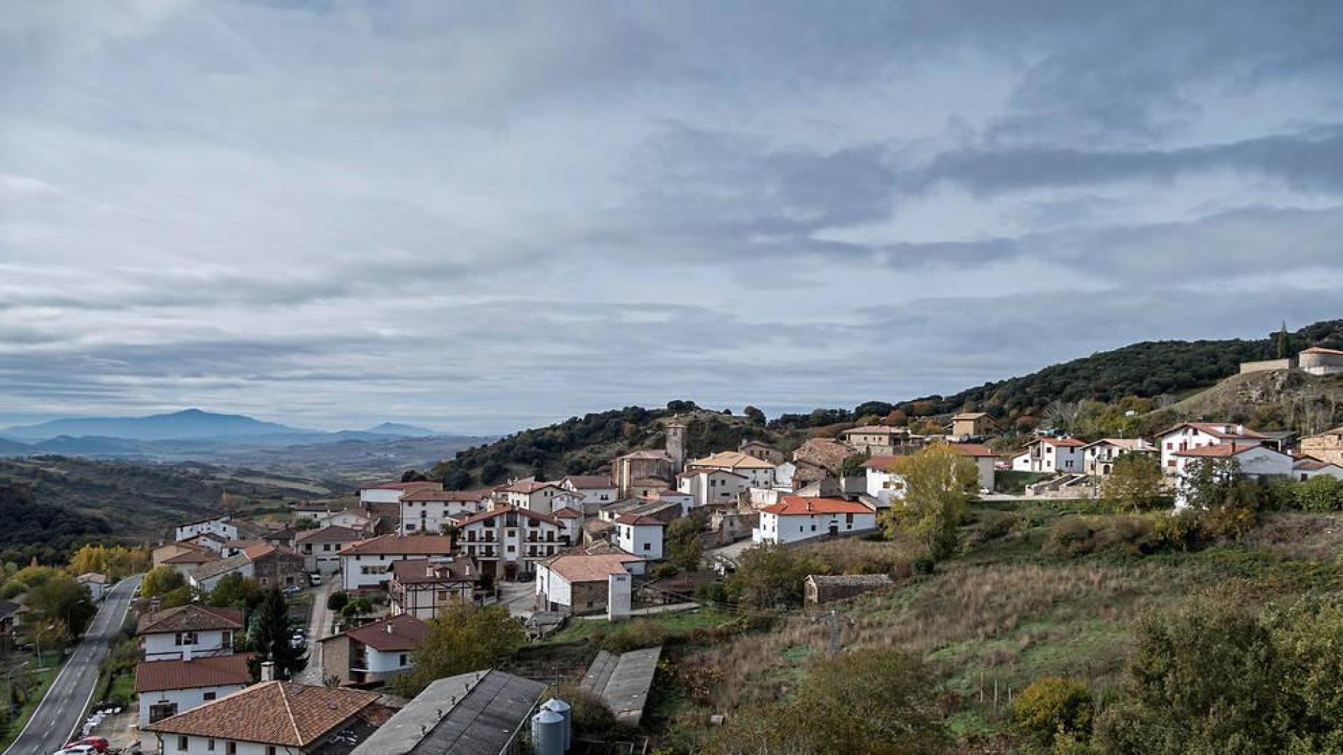 El alcalde de Salinas explica al municipio la decisión sobre el centro de baños