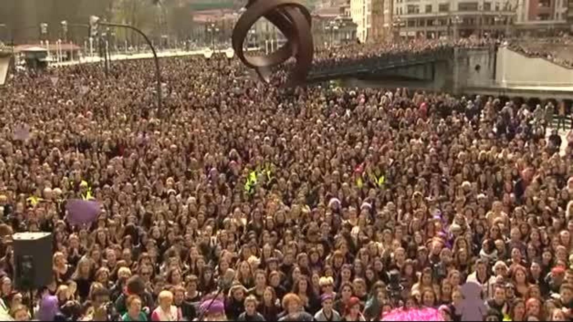 Miles de mujeres se manifiestan por el feminismo