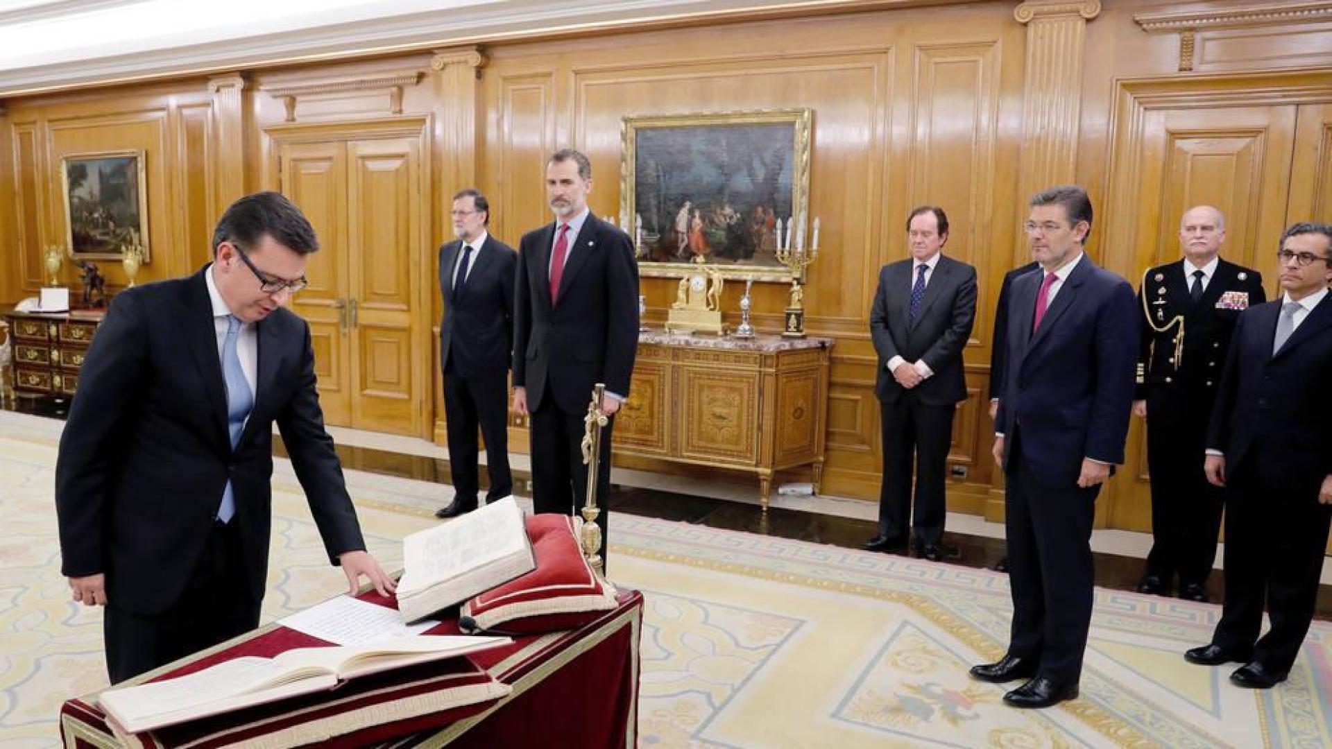 Escolano jura como ministro de Economía ante el Rey en presencia de Rajoy