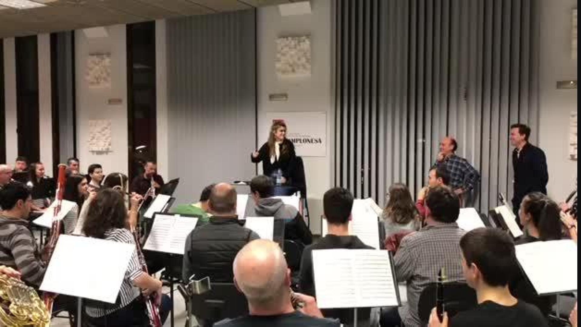 Amaia Romero dirige una jota a La Pamplonesa