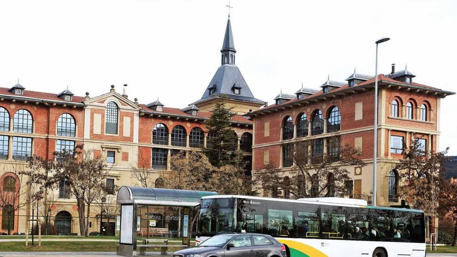 Imágenes de las nuevas paradas de villavesa, el apeadero en Paseo Sarasate y la zona verde en la Taconera.
