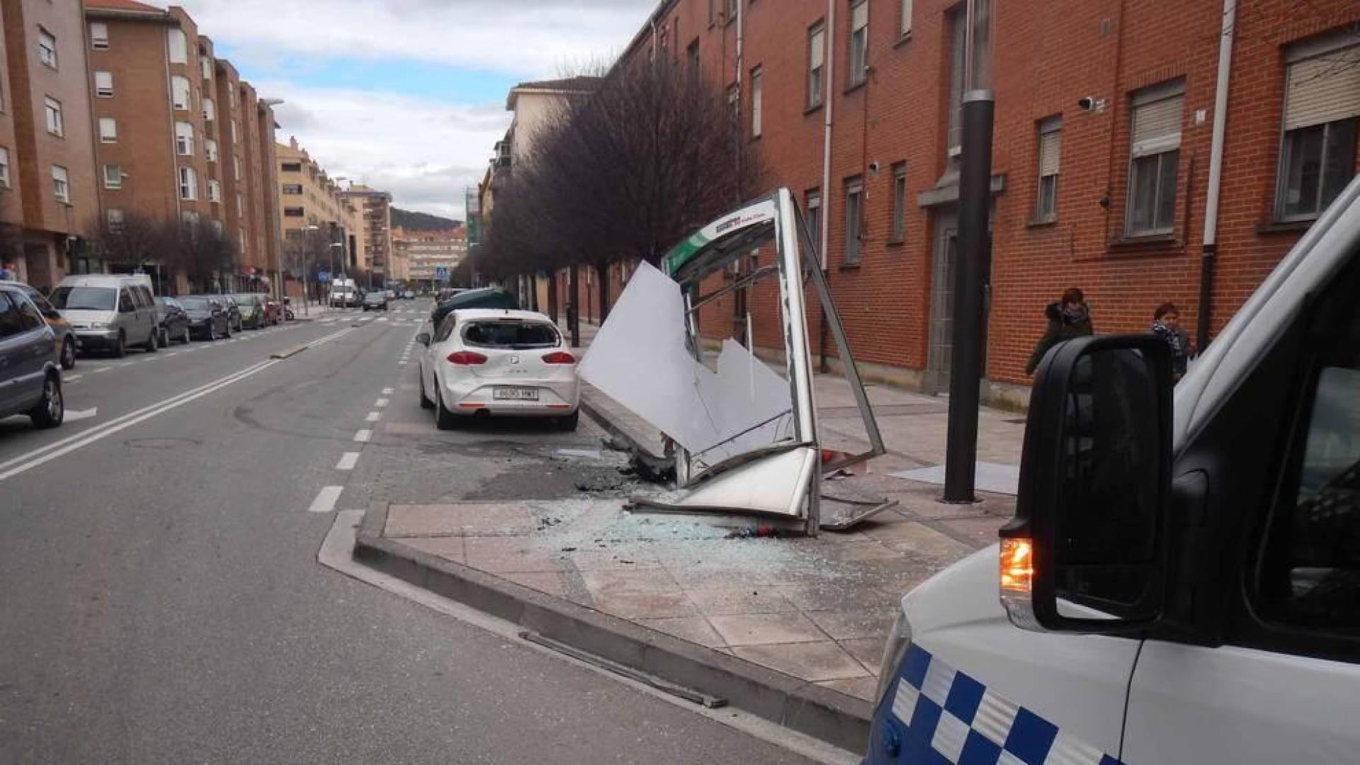 Imagen del panel publicitario destrozado