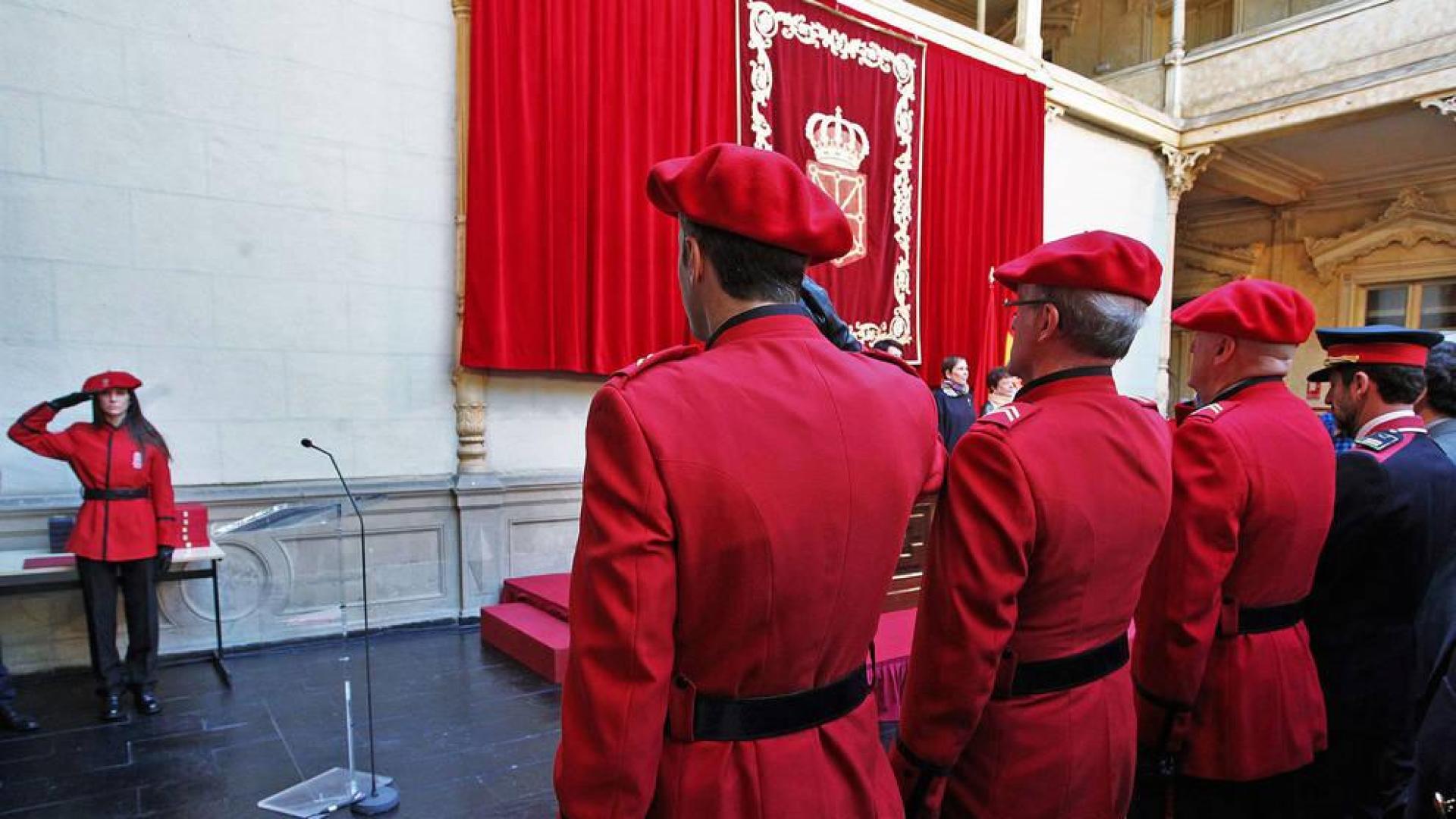 Policía Foral celebra su día pidiendo al Parlamento resolver su "compleja situación"