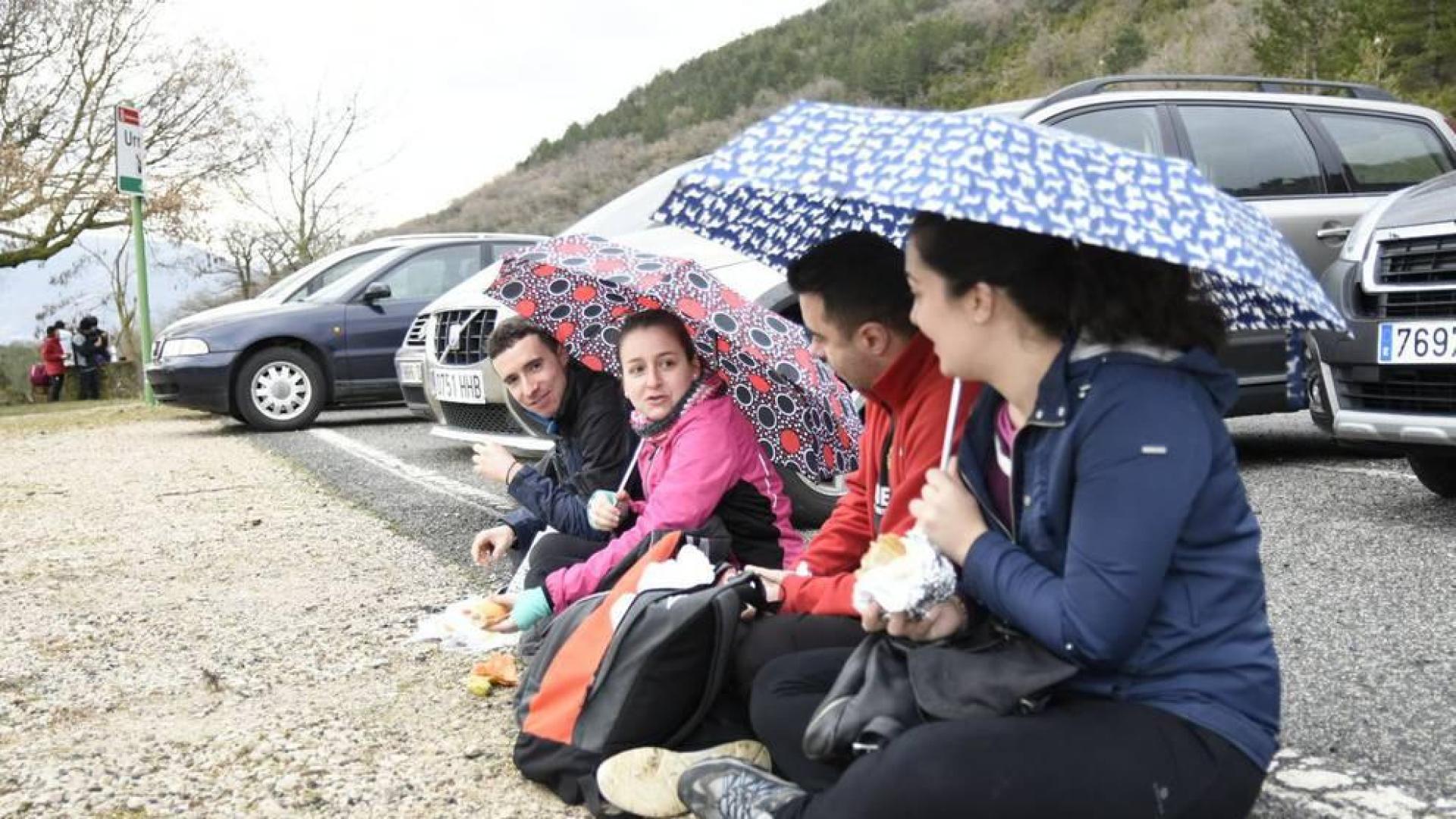 La lluvia acompaña a miles de peregrinos que ya se acercan al castillo en una segunda Javierada multitudinaria