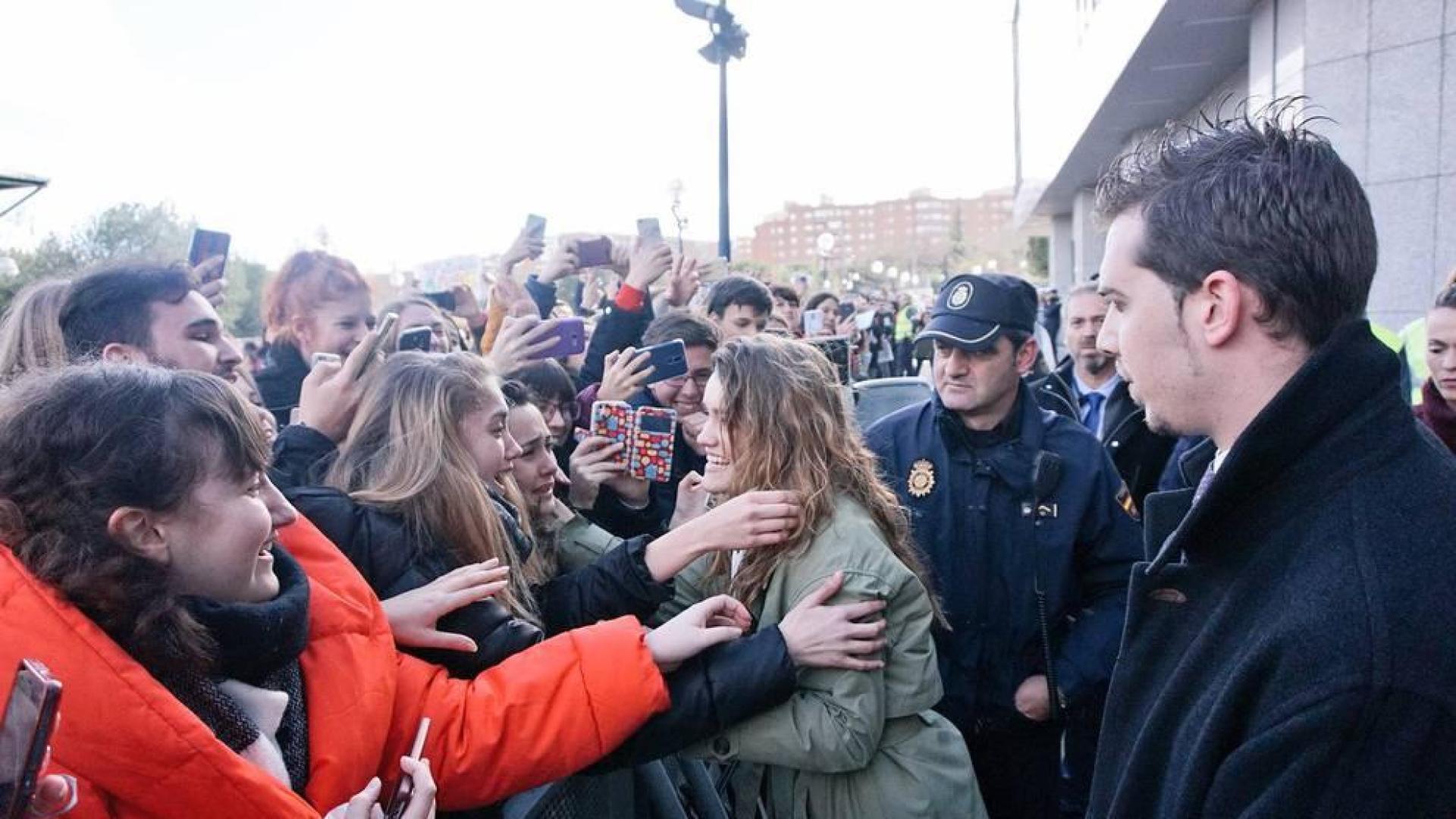 Amaia y Alfred congregan a miles de seguidores en la firma de Madrid
