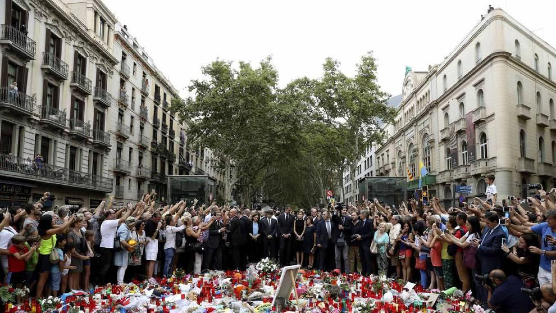Los Reyes en La Rambla de Barcelona donde han rendido esta tarde un homenaje a las víctimas de los atentados de Barcelona y Cambrils (Tarragona) con una ofrenda floral ante el mosaico en el suelo de Joan Miró. También visitaron a los hospitlizados.