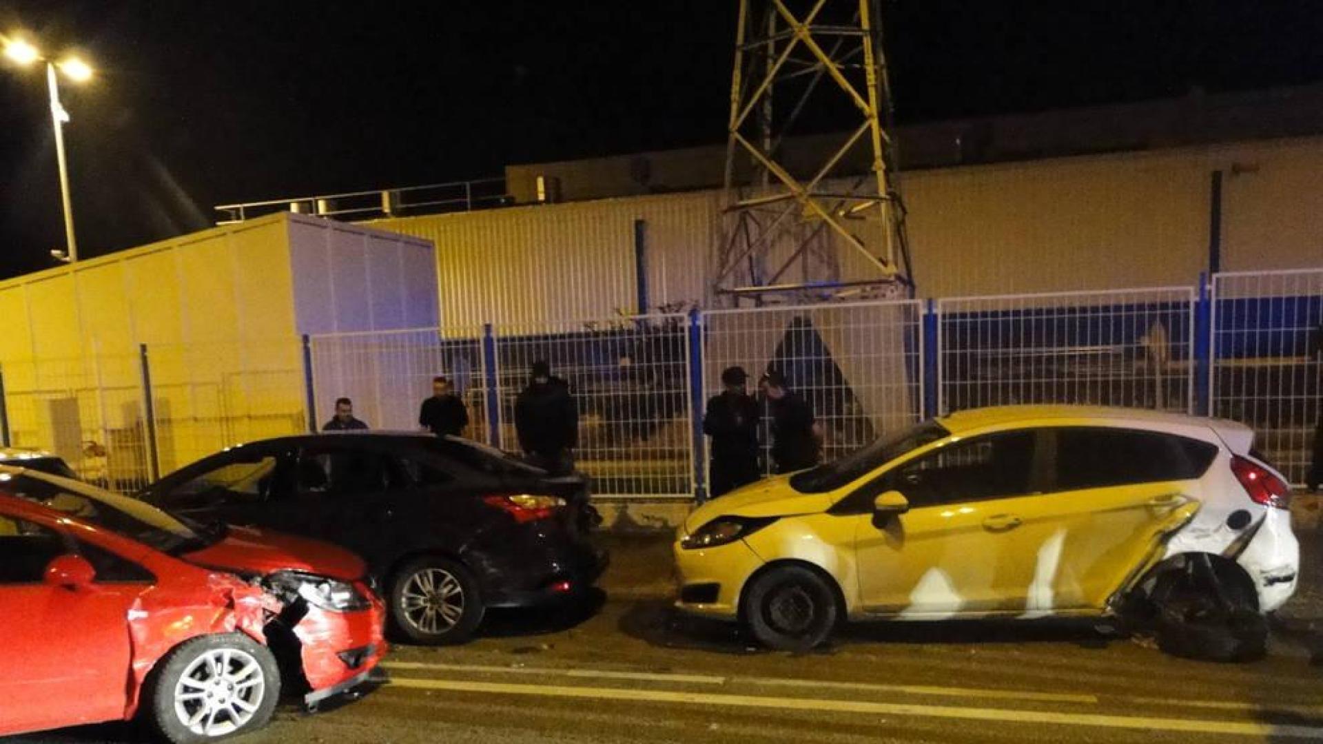 Un conductor choca contra varios vehículos en Landaben y provoca graves daños