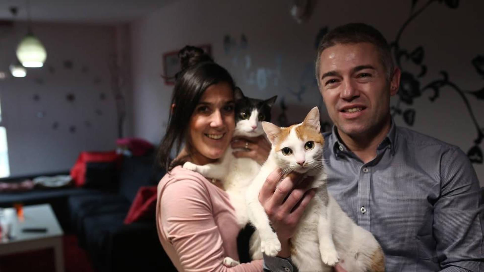 Con Roma y Thor, dos gatos adoptados, la familia son cuatro