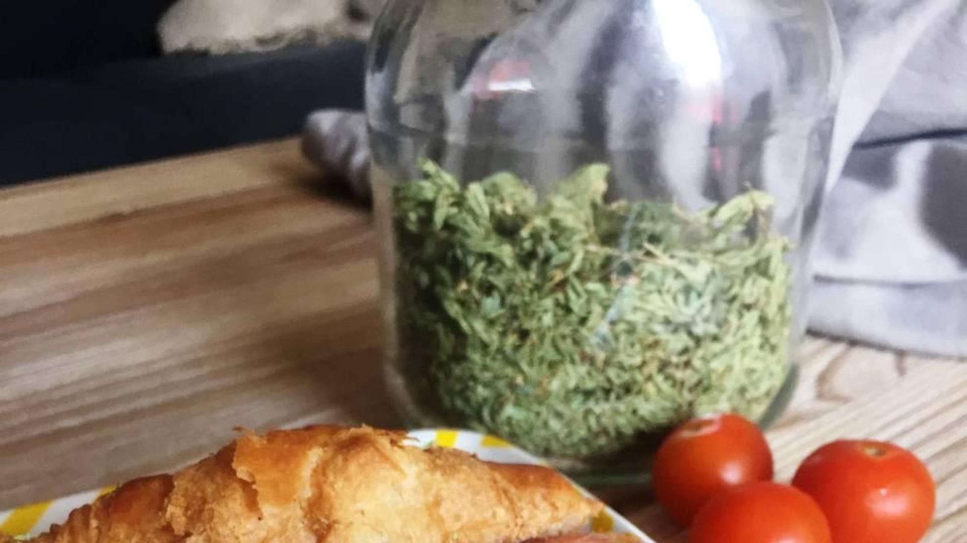 Cruasanes de requesón con tomates y anchoa.