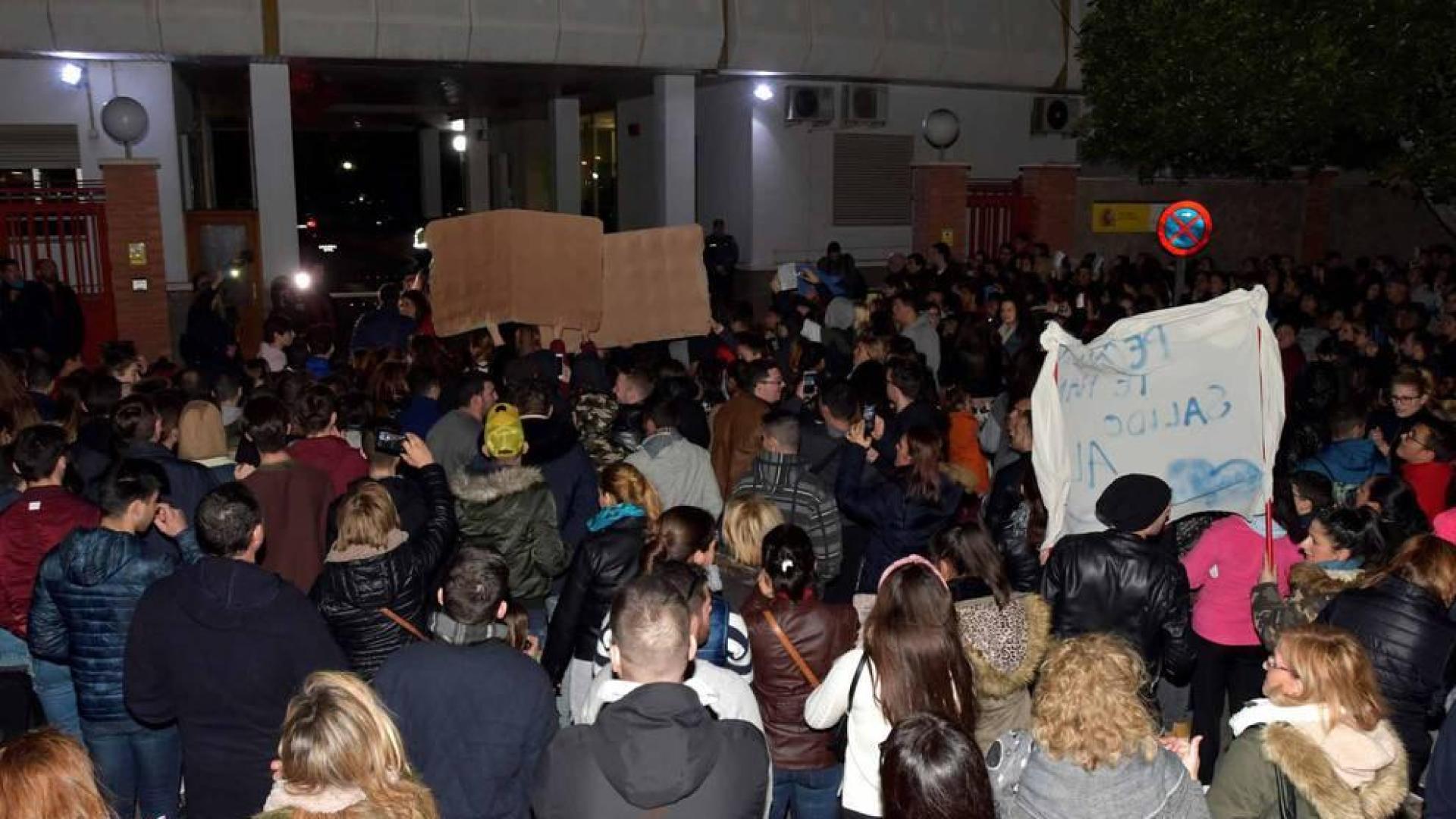 Manifestación ante el cuartel de la Guardia Civil para clamar venganza por Gabriel