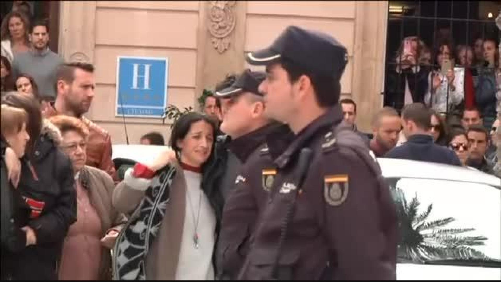 Cientos de personas arropan una vez más a la familia del pequeño Gabriel a su llegada al funeral