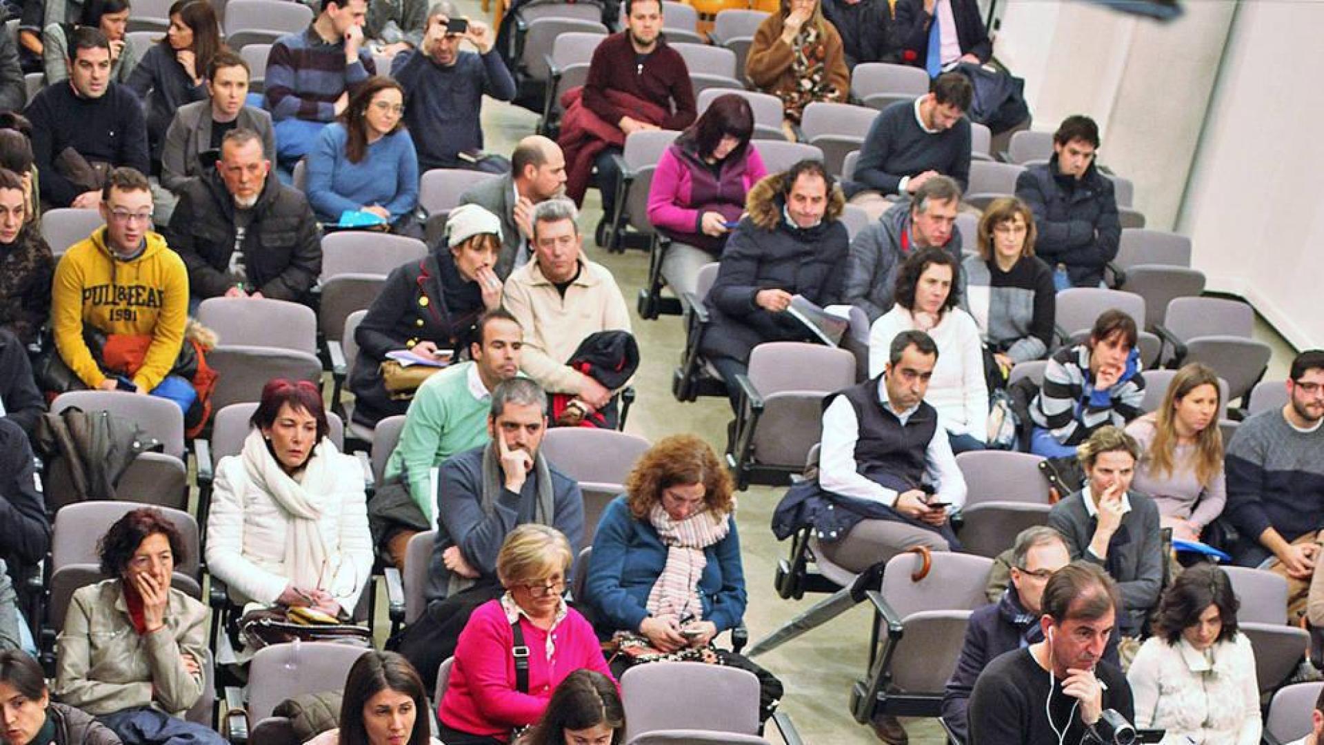 Nervios y malestar en los padres en el sorteo de plazas para los centros escolares