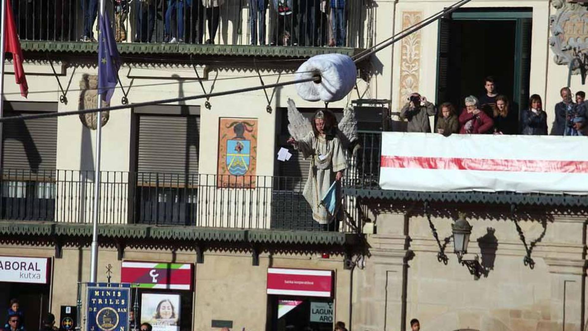 Fotografías de esta tradición del domingo de Resurrección en la Plaza de los Fueros.