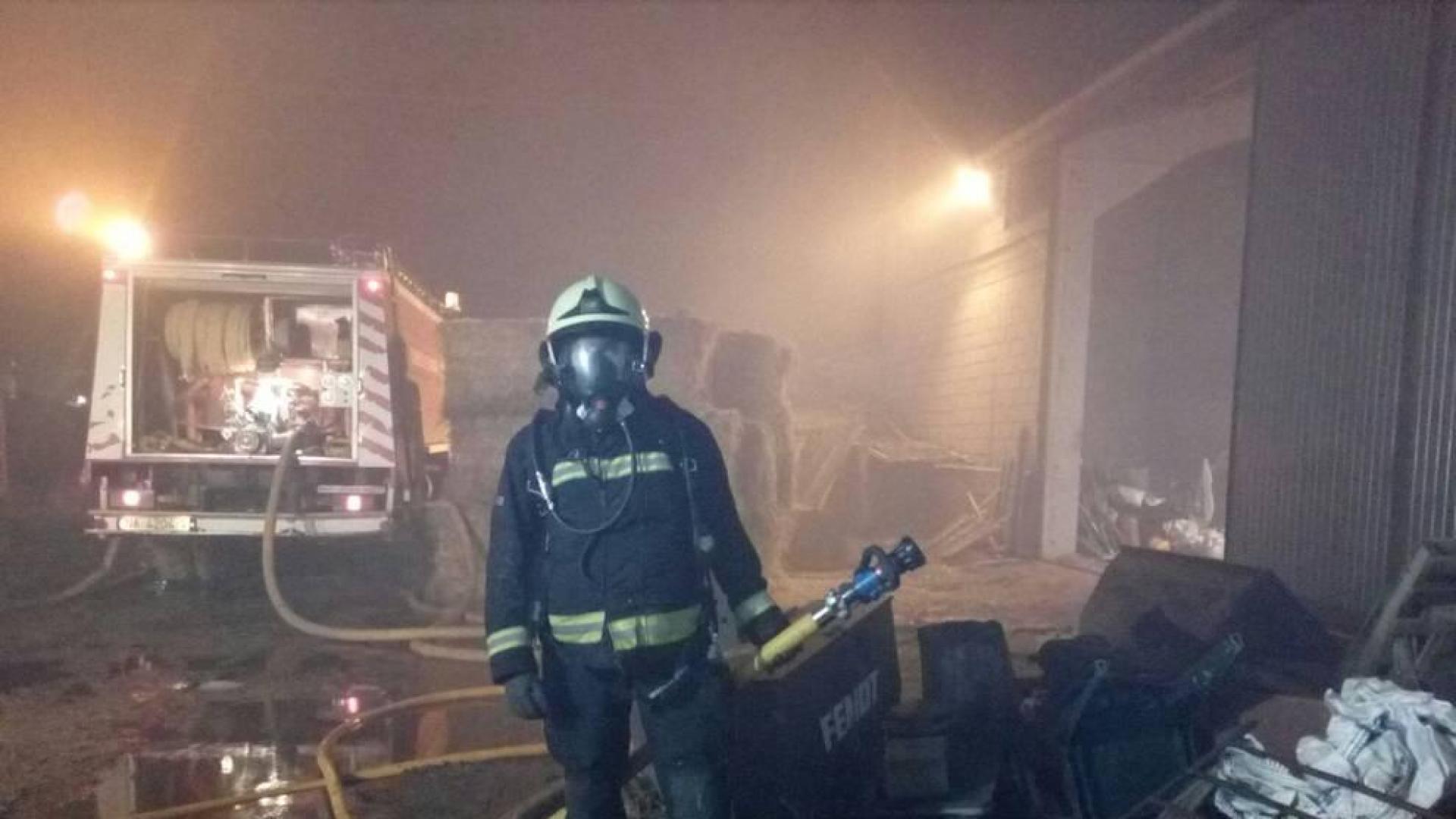 Bomberos Navarra extingue y controla un incendio en Caparroso