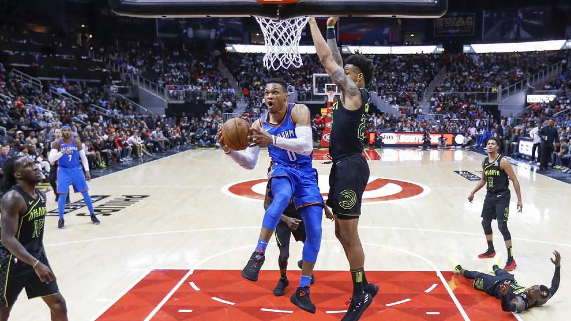 Westbrook y James brillan con sendos triples-dobles ganadores