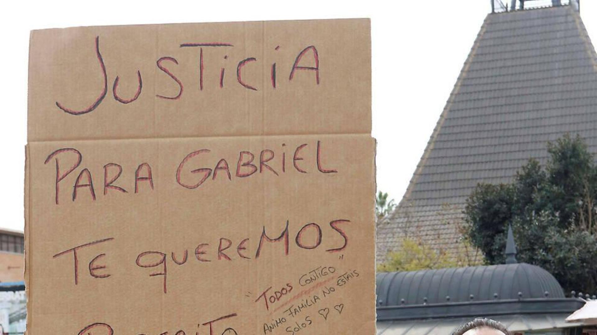 Un centenar de personas se concentra al grito de "asesina" frente a los juzgados de Almería